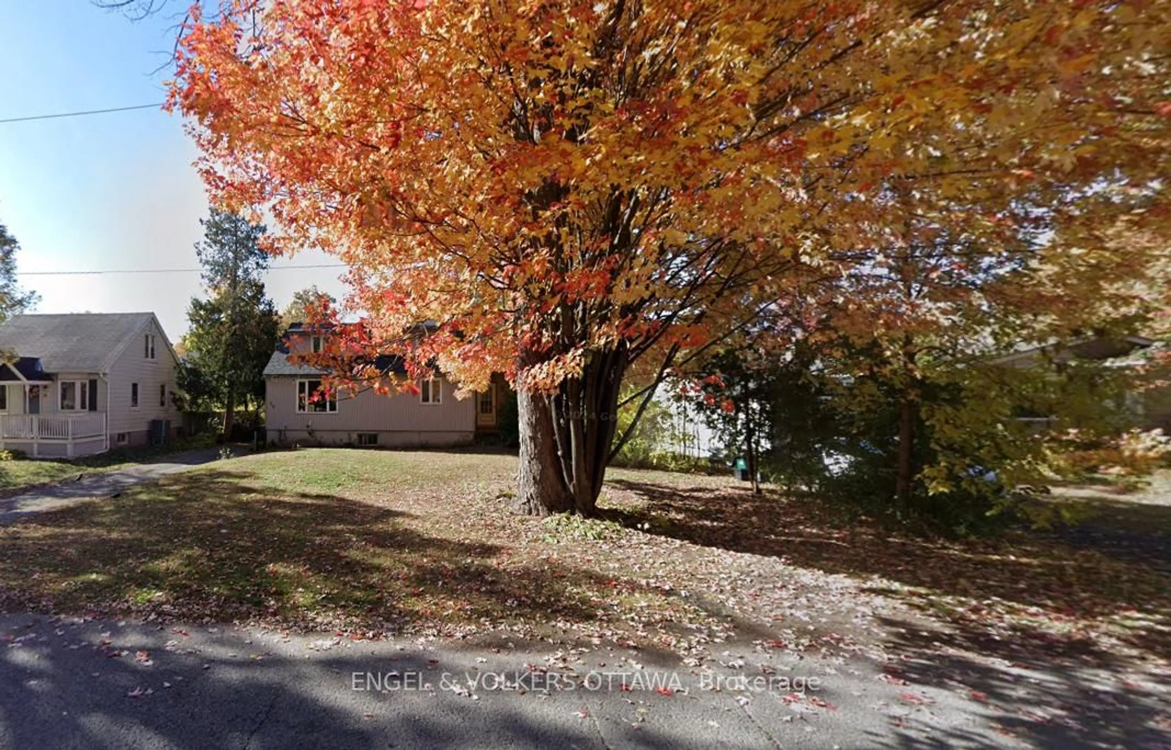A pic from outside/outdoor area/front of a property/back of a property/a pic from drone, street for 72 Scrivens St, Ottawa Ontario K2B 6H1