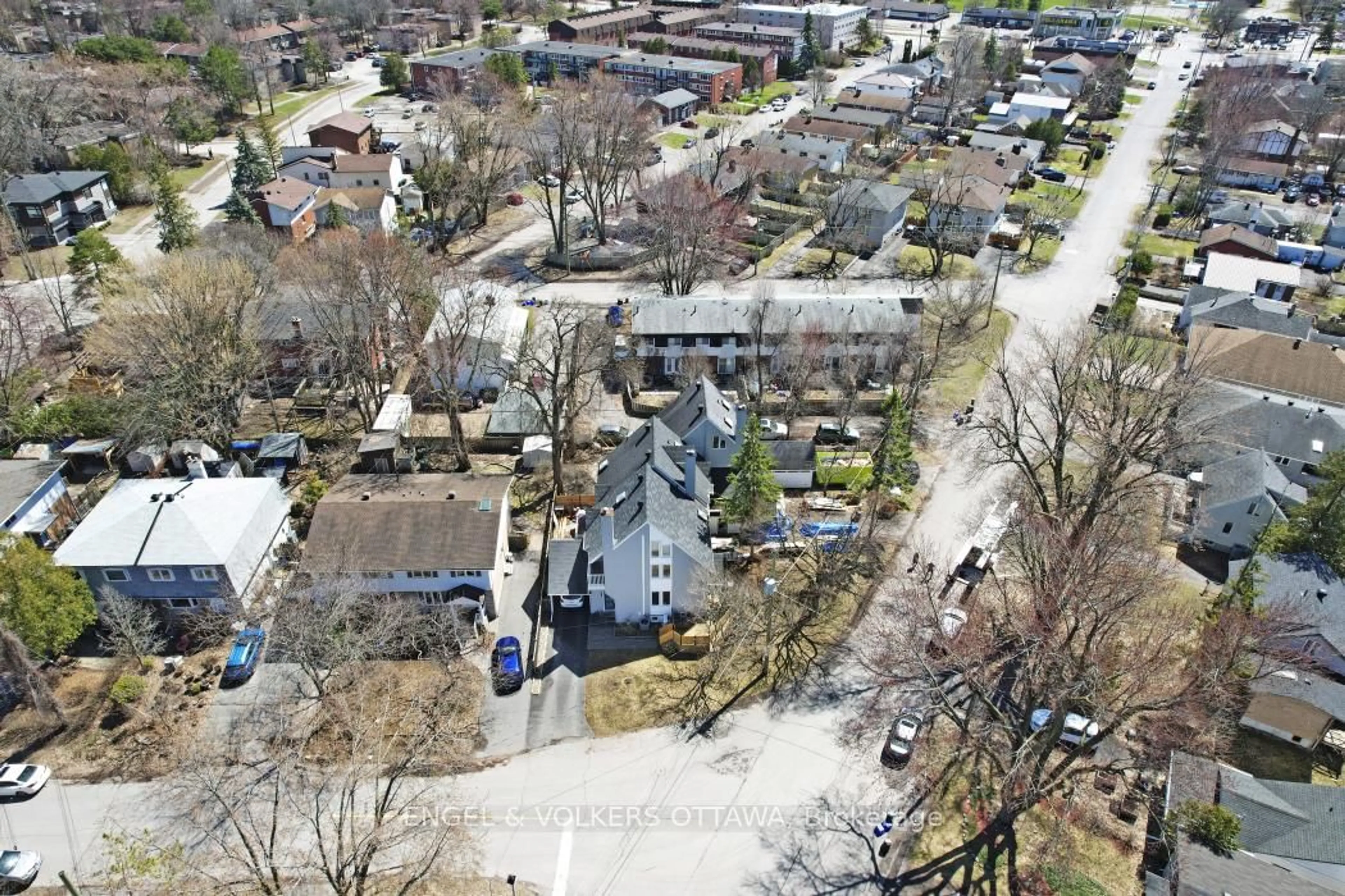A pic from outside/outdoor area/front of a property/back of a property/a pic from drone, street for 72 Scrivens St, Ottawa Ontario K2B 6H1
