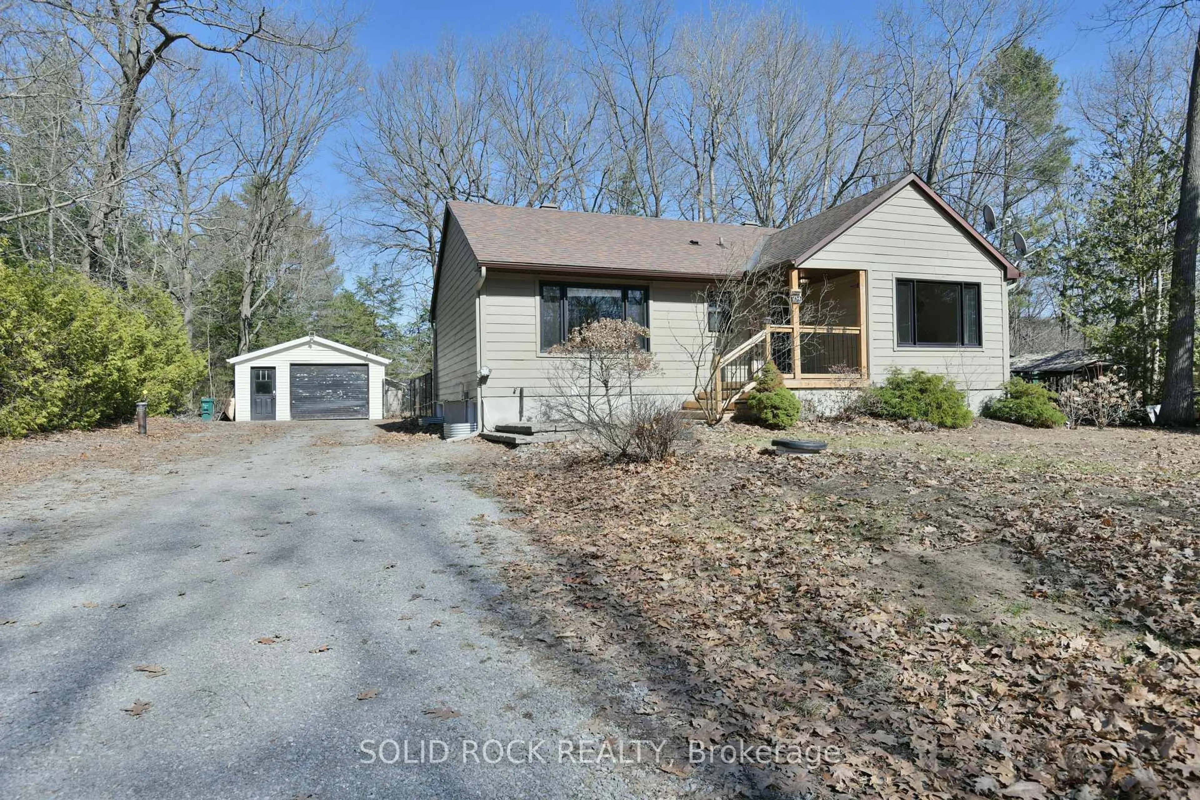 A pic from outside/outdoor area/front of a property/back of a property/a pic from drone, street for 134 Holiday Dr, Ottawa Ontario K0A 3M0