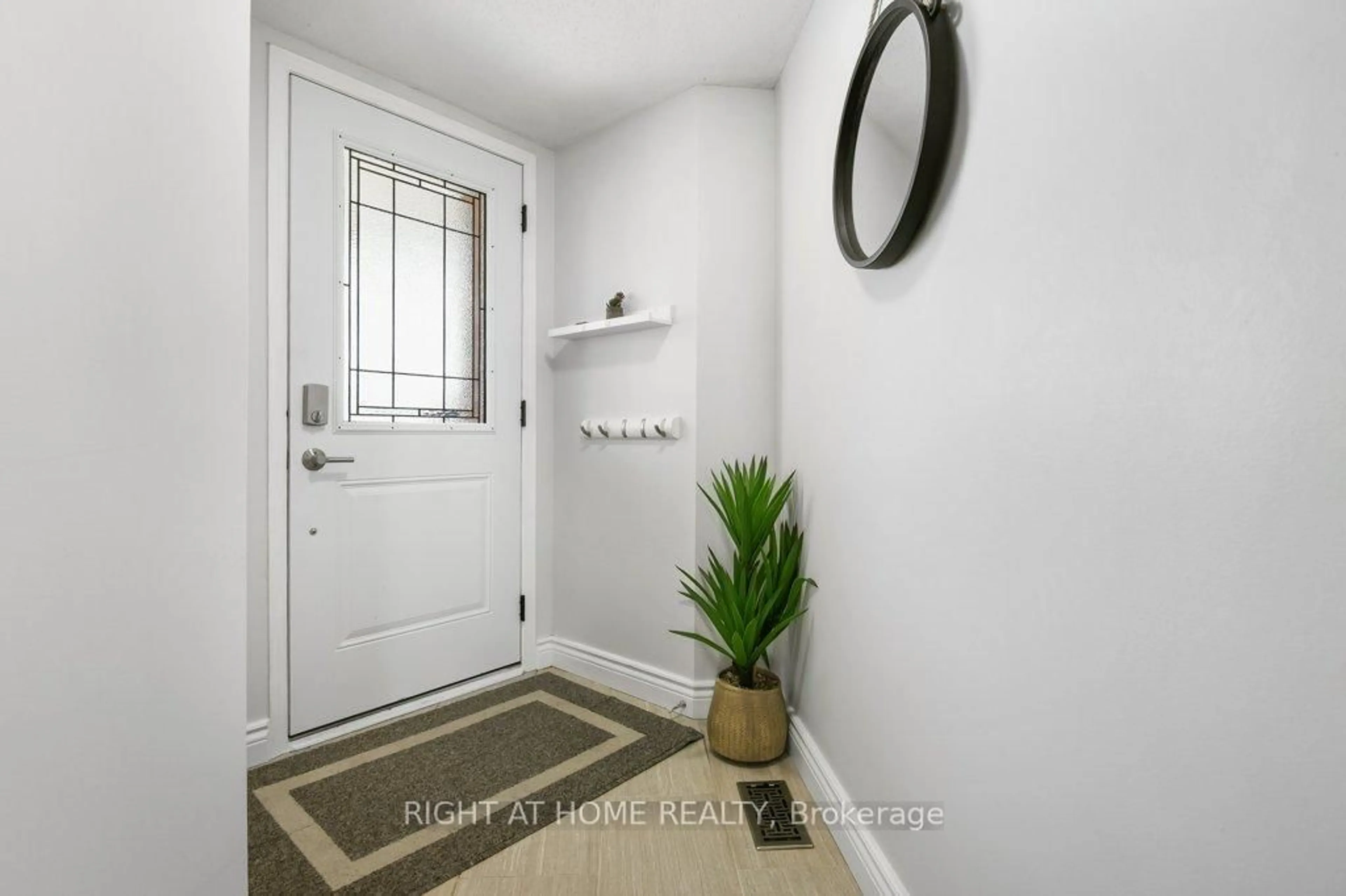 Indoor entryway for 223 Longshire Circ, Ottawa Ontario K2J 4K8