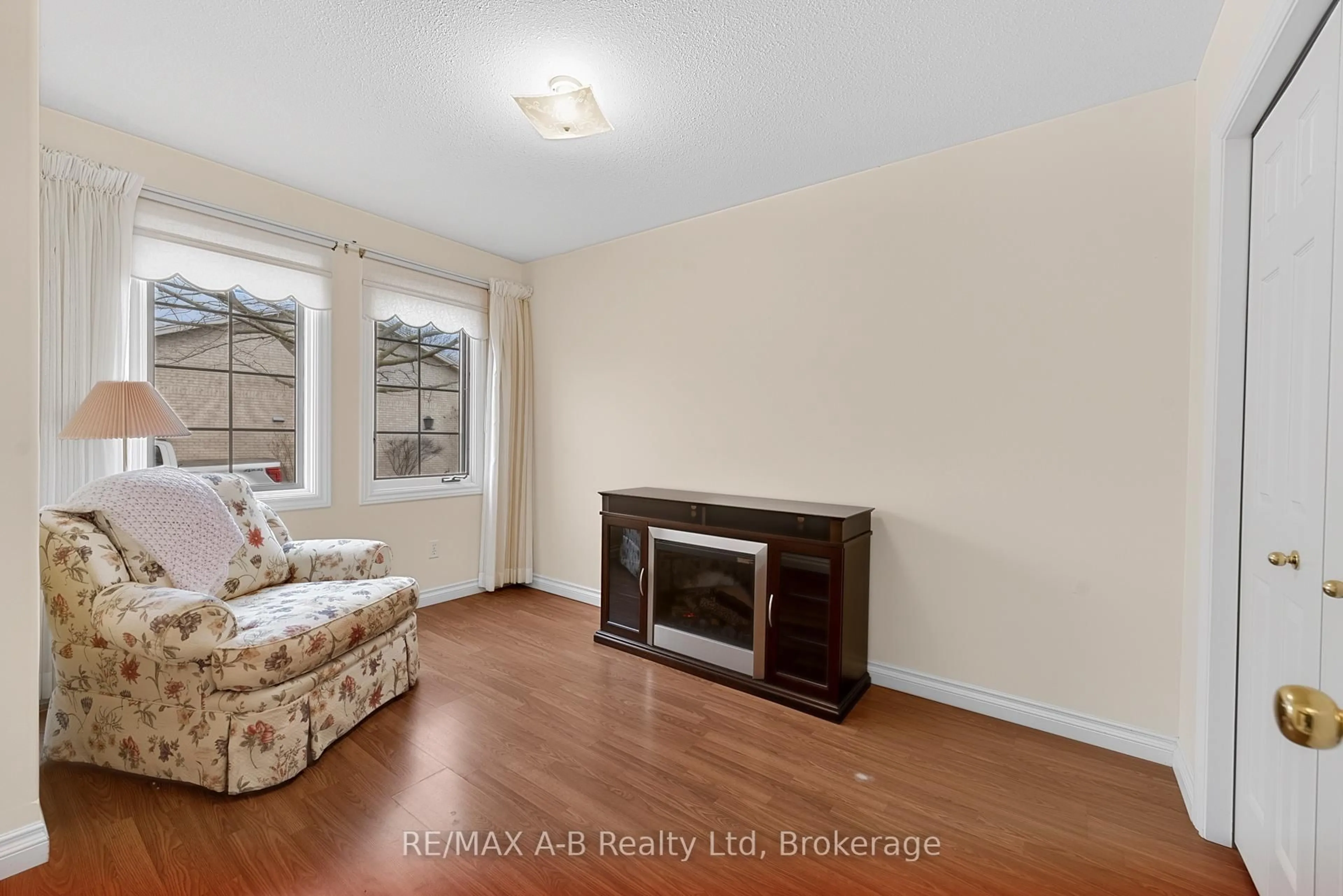 Living room with furniture, wood/laminate floor for 24 Griffiths Dr #23, Brant Ontario N3L 4C5