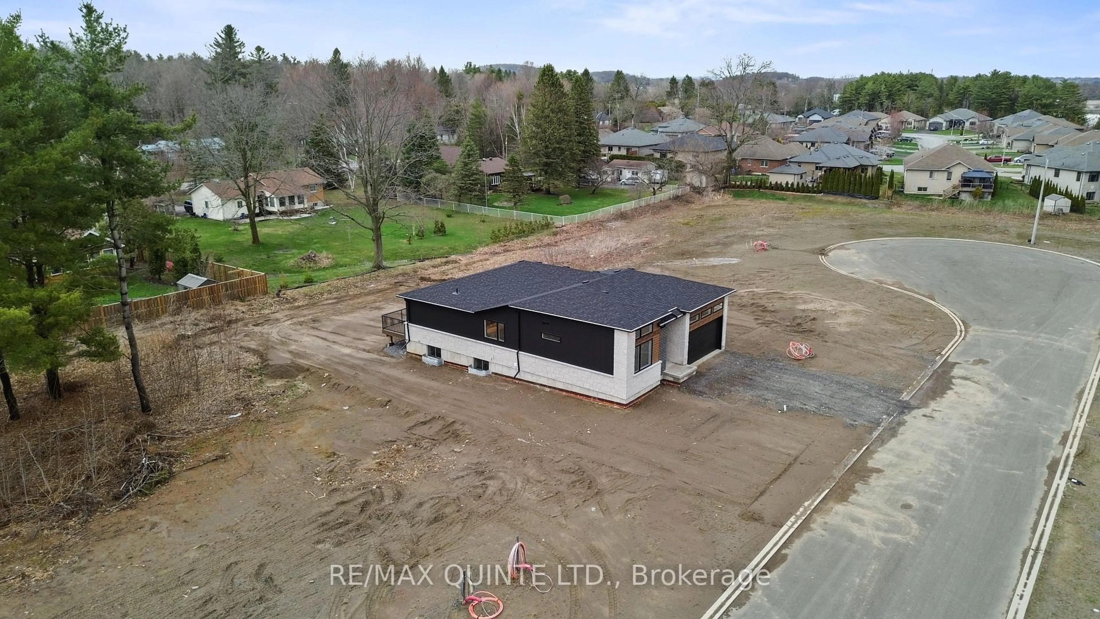 A pic from outside/outdoor area/front of a property/back of a property/a pic from drone, building for 27 Exeter Crt, Ingleside Ontario K8V 5P4