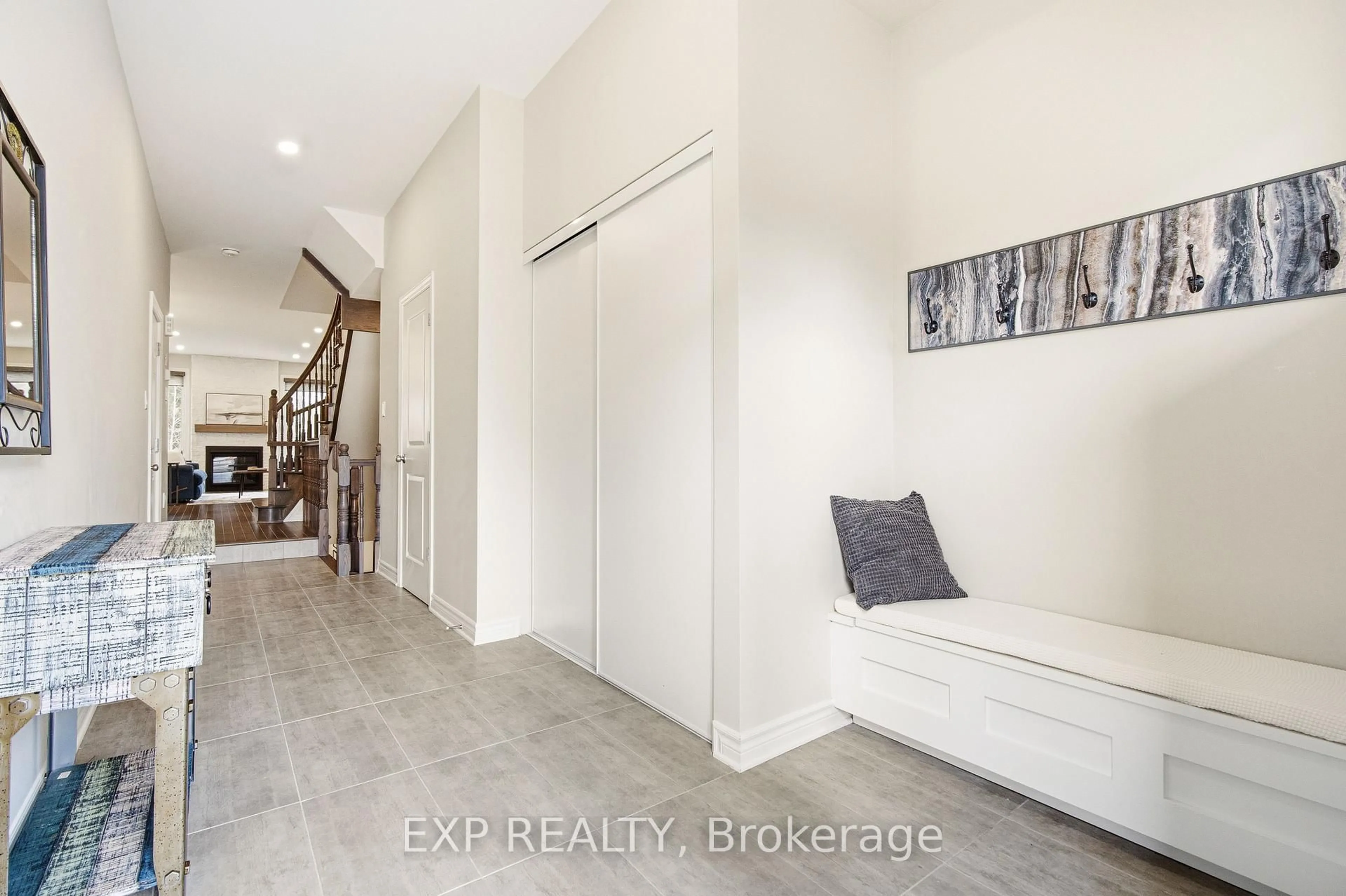 Indoor entryway for 528 Fawn Valley Private, Ottawa Ontario K1T 0W5