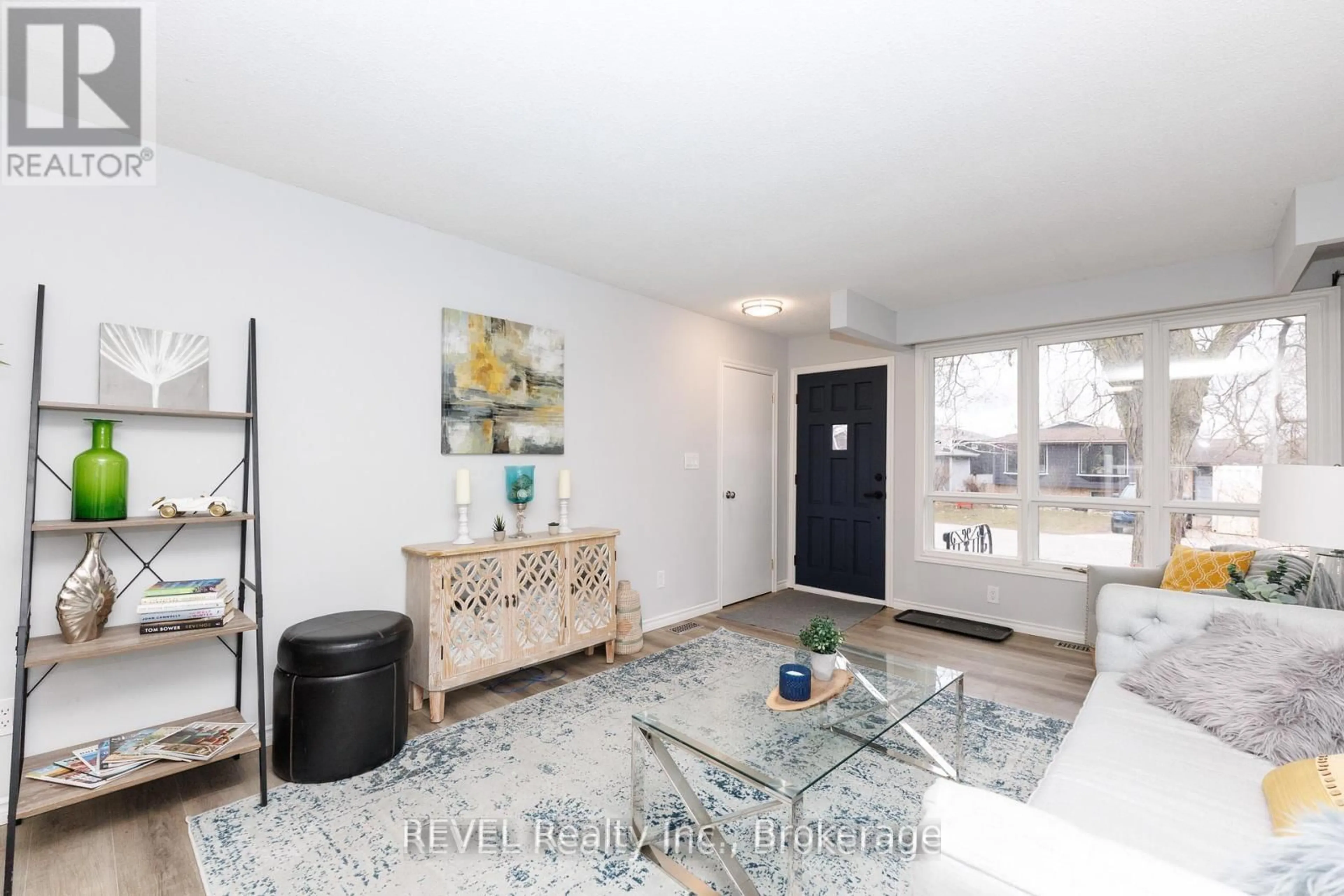 Living room with furniture, unknown for 116 Hillview Rd, St. Catharines Ontario L2S 3A5