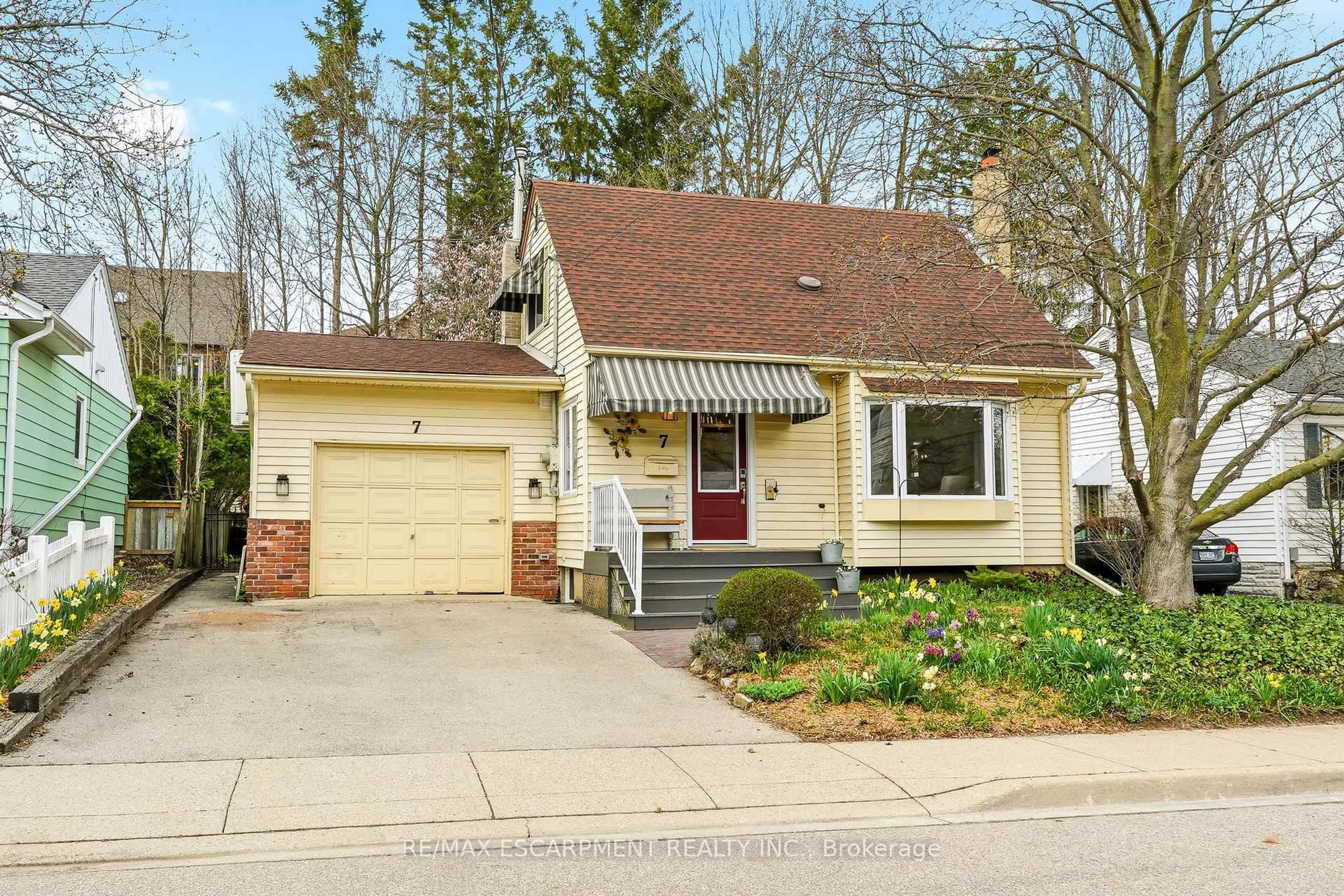 Home with vinyl exterior material, street for 7 Central Park Ave, Hamilton Ontario L9H 2M5