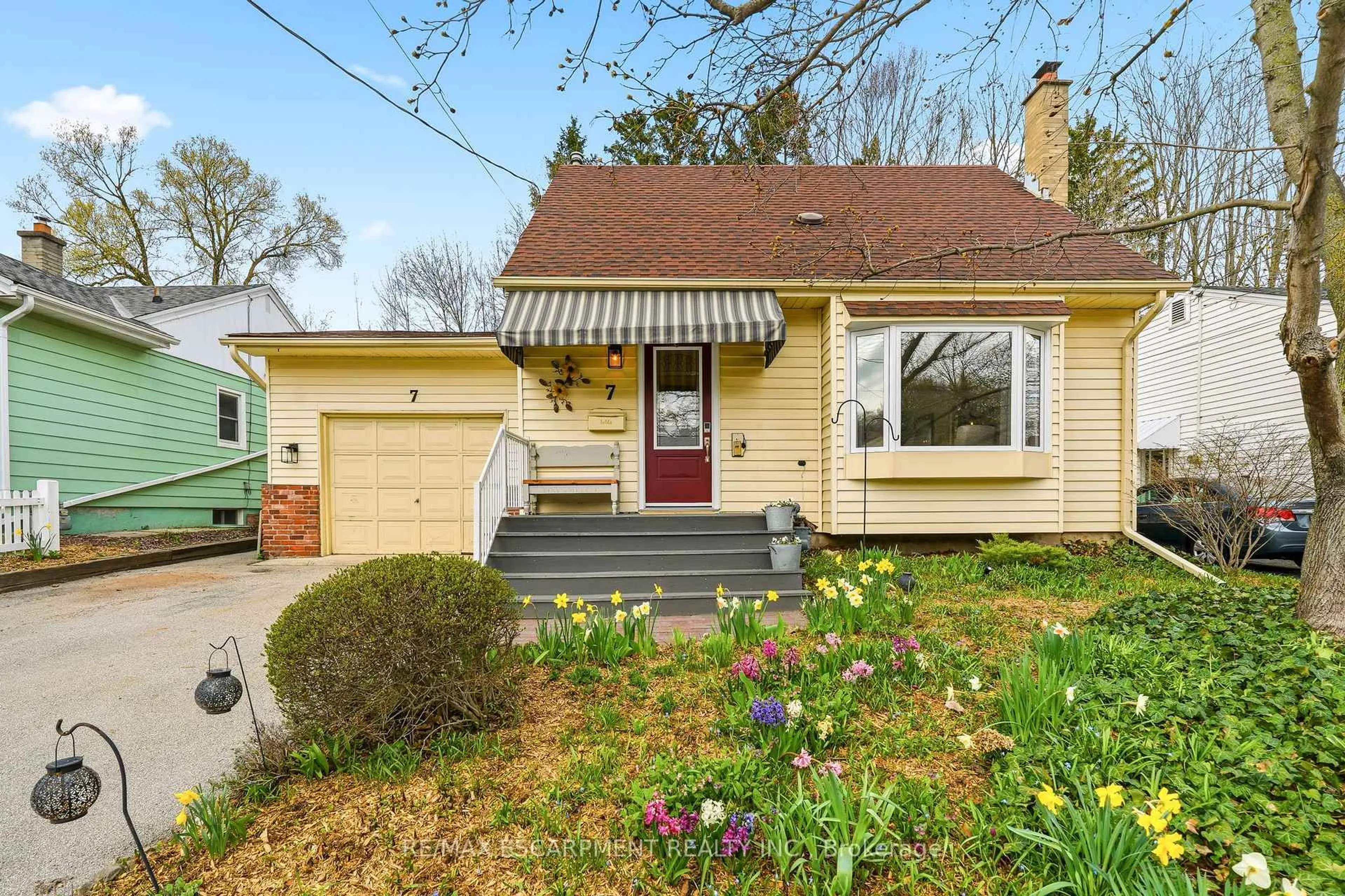 Home with vinyl exterior material, street for 7 Central Park Ave, Hamilton Ontario L9H 2M5