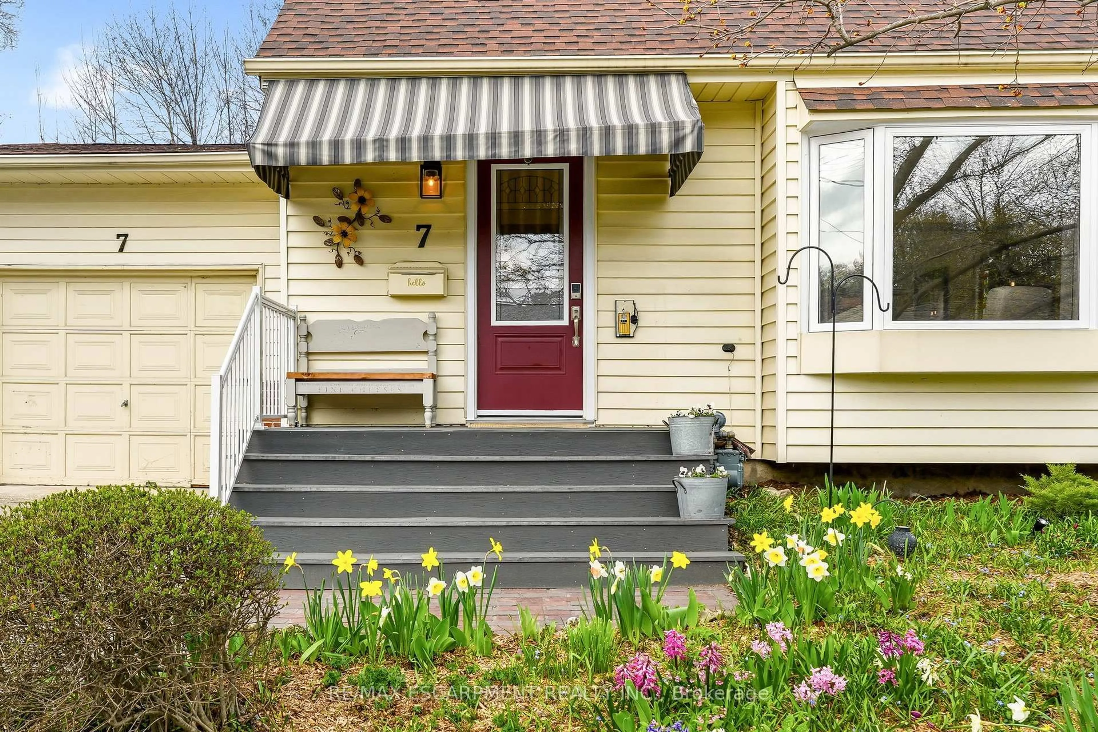 Home with vinyl exterior material, street for 7 Central Park Ave, Hamilton Ontario L9H 2M5