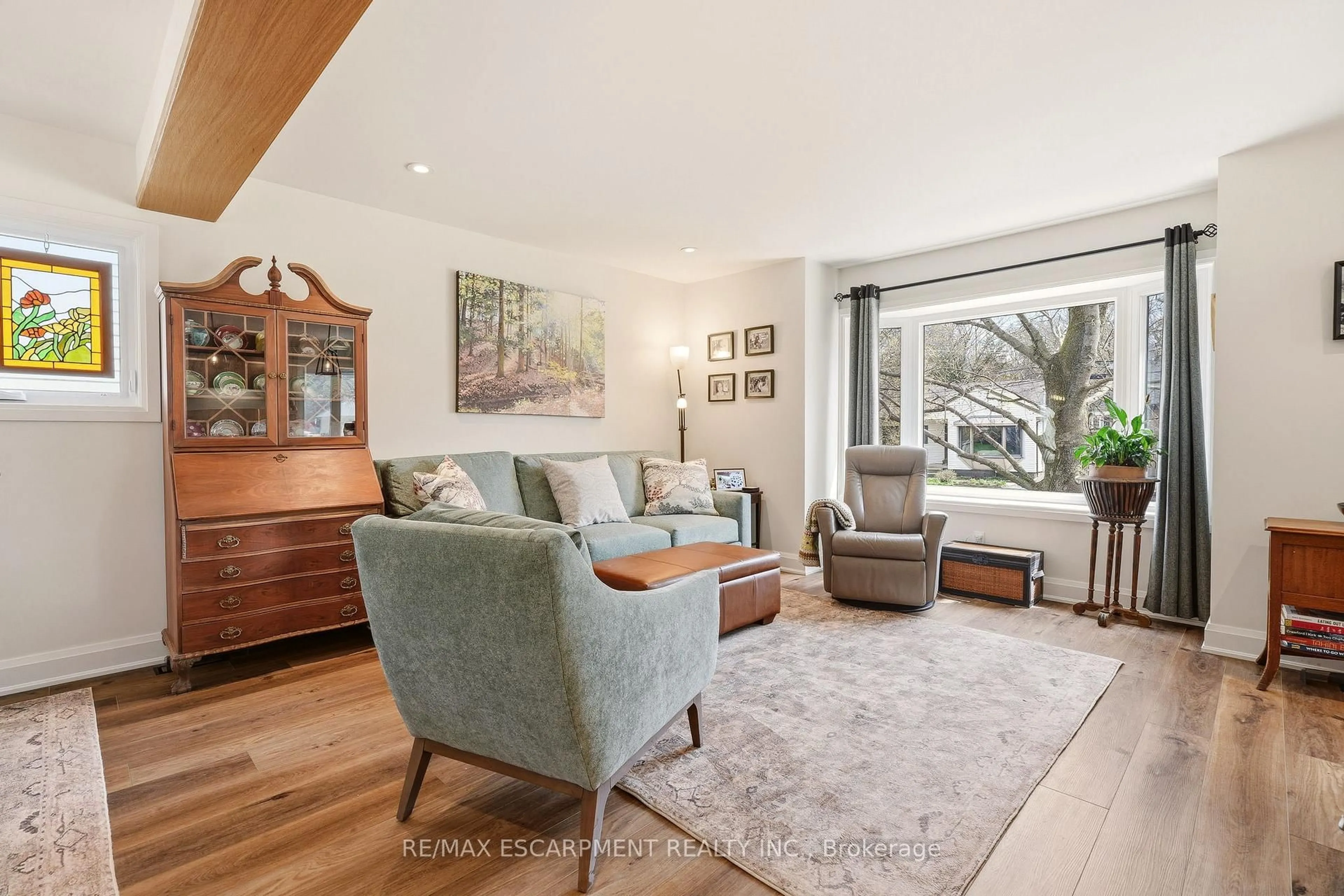 Living room with furniture, wood/laminate floor for 7 Central Park Ave, Hamilton Ontario L9H 2M5