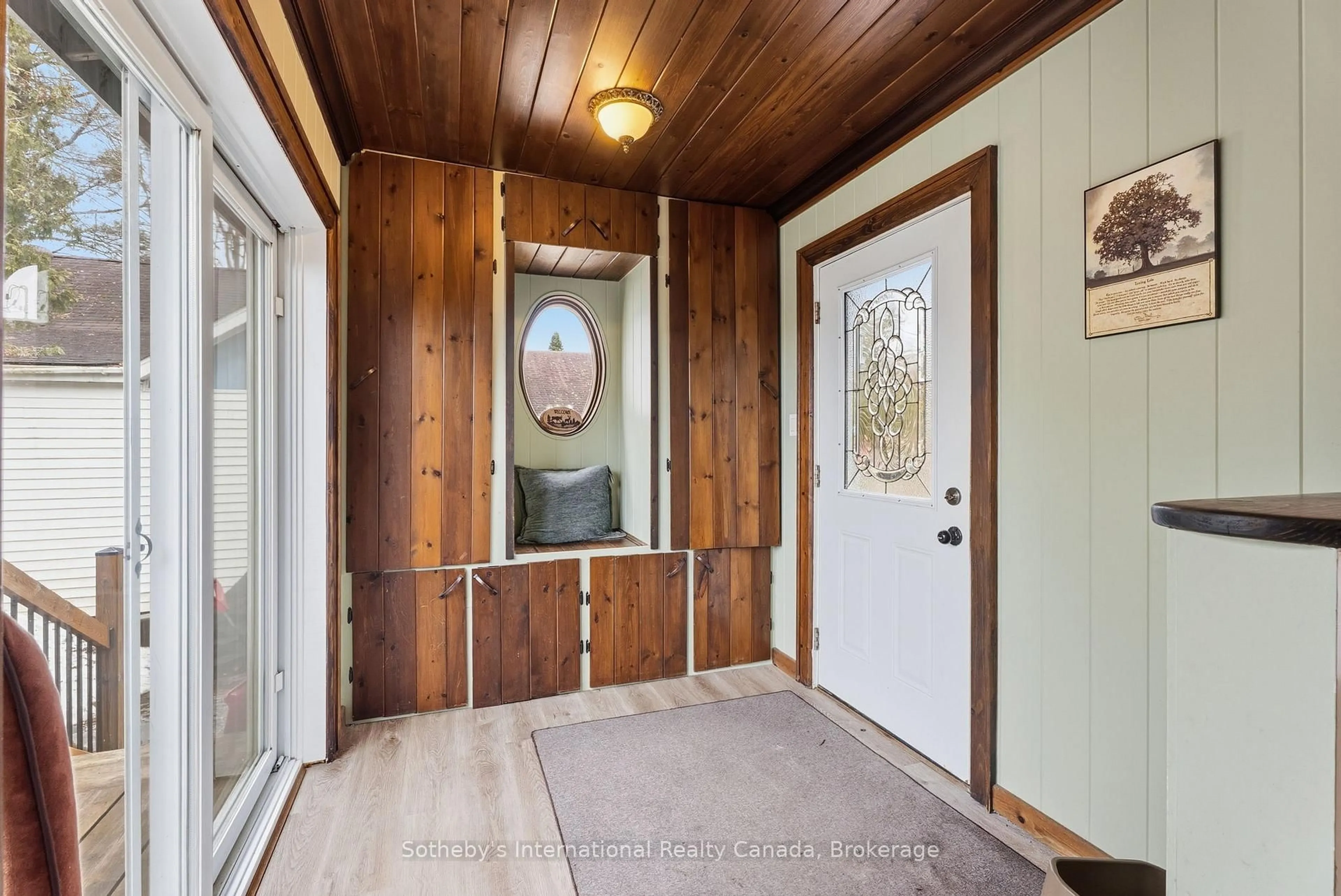 Indoor entryway for 296 High St, Georgian Bay Ontario P0C 1H0