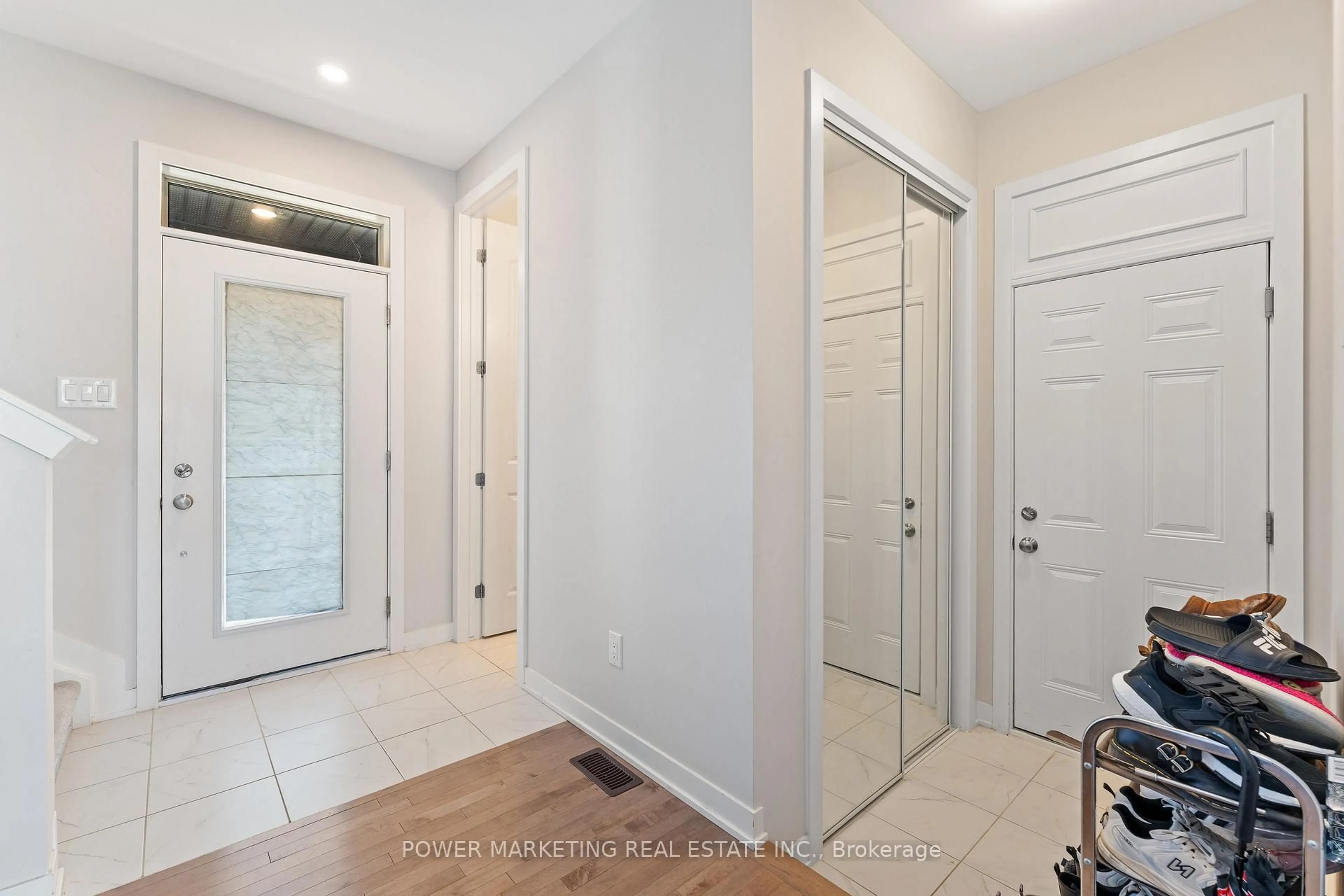 Indoor entryway for 228 Appalachian Circ, Ottawa Ontario K2J 6X4