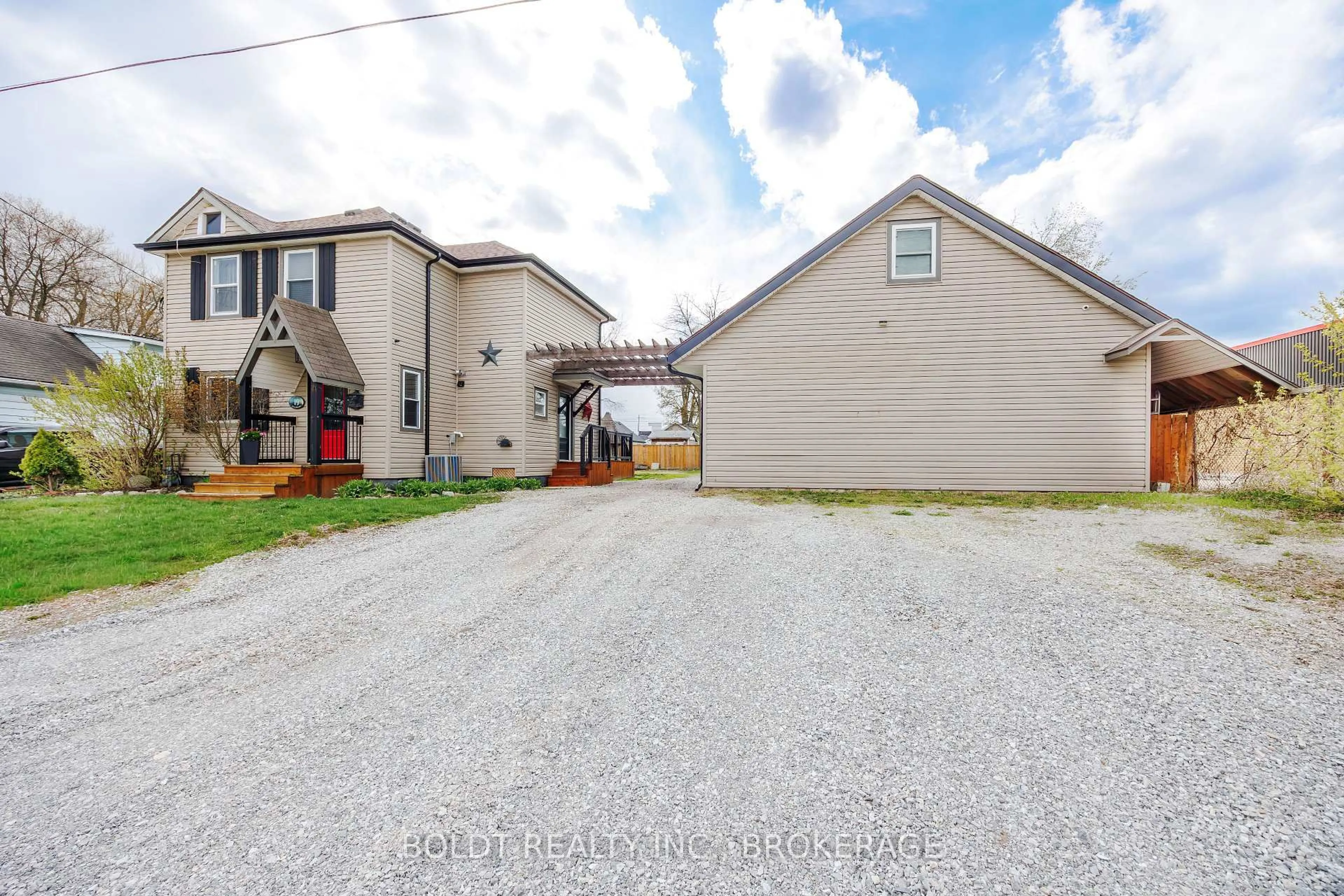 A pic from outside/outdoor area/front of a property/back of a property/a pic from drone, street for 19 Patricia Ave, Welland Ontario L3C 1E7