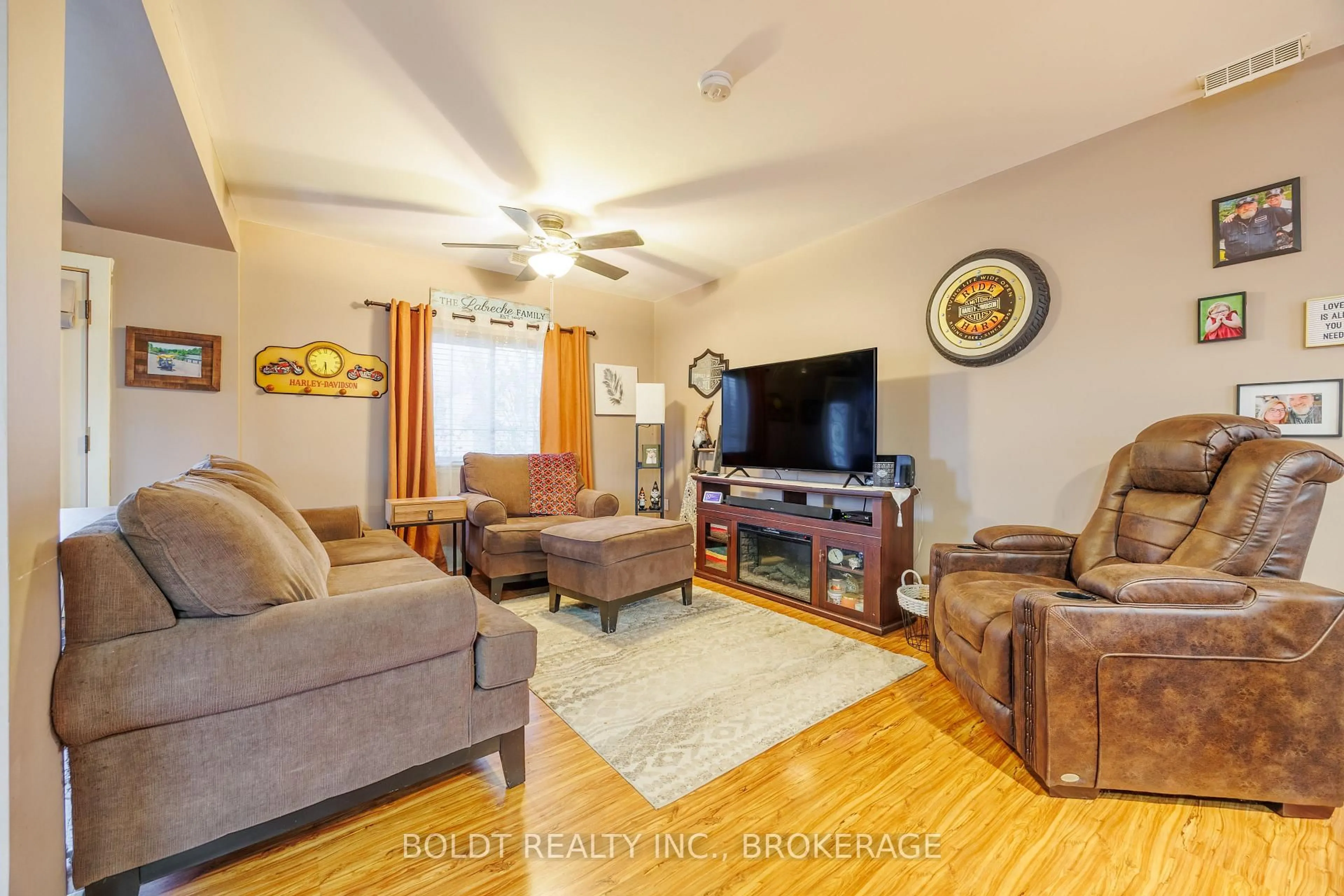 Living room with furniture, unknown for 19 Patricia Ave, Welland Ontario L3C 1E7