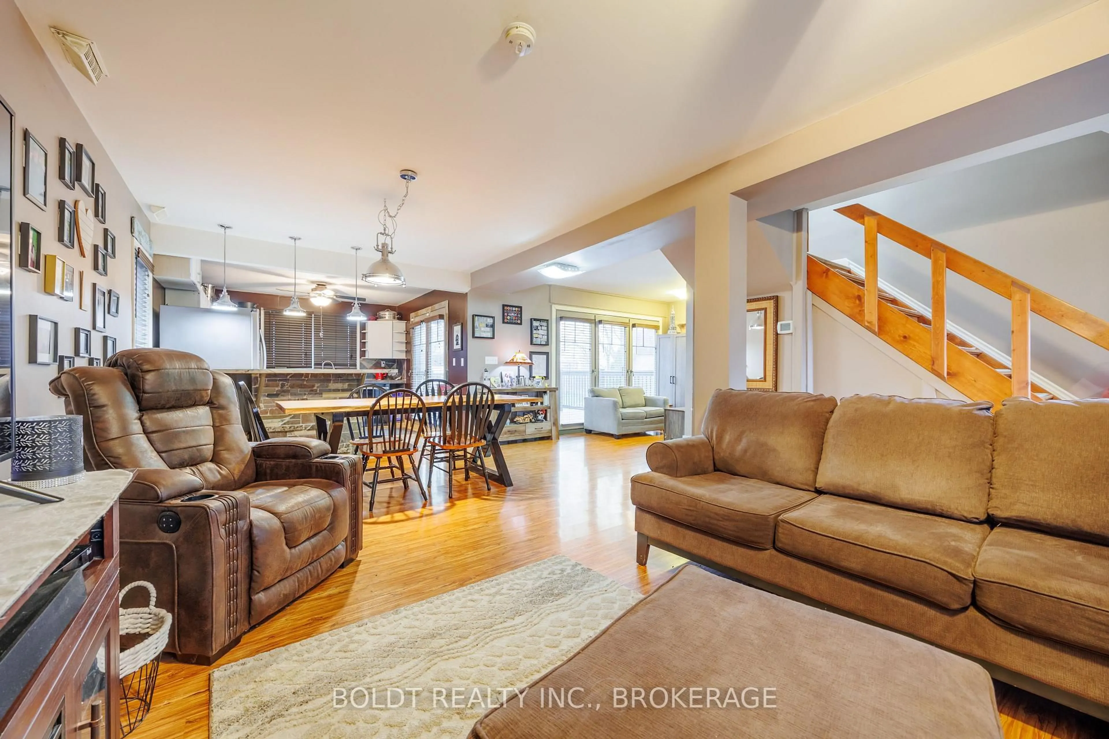 Living room with furniture, unknown for 19 Patricia Ave, Welland Ontario L3C 1E7