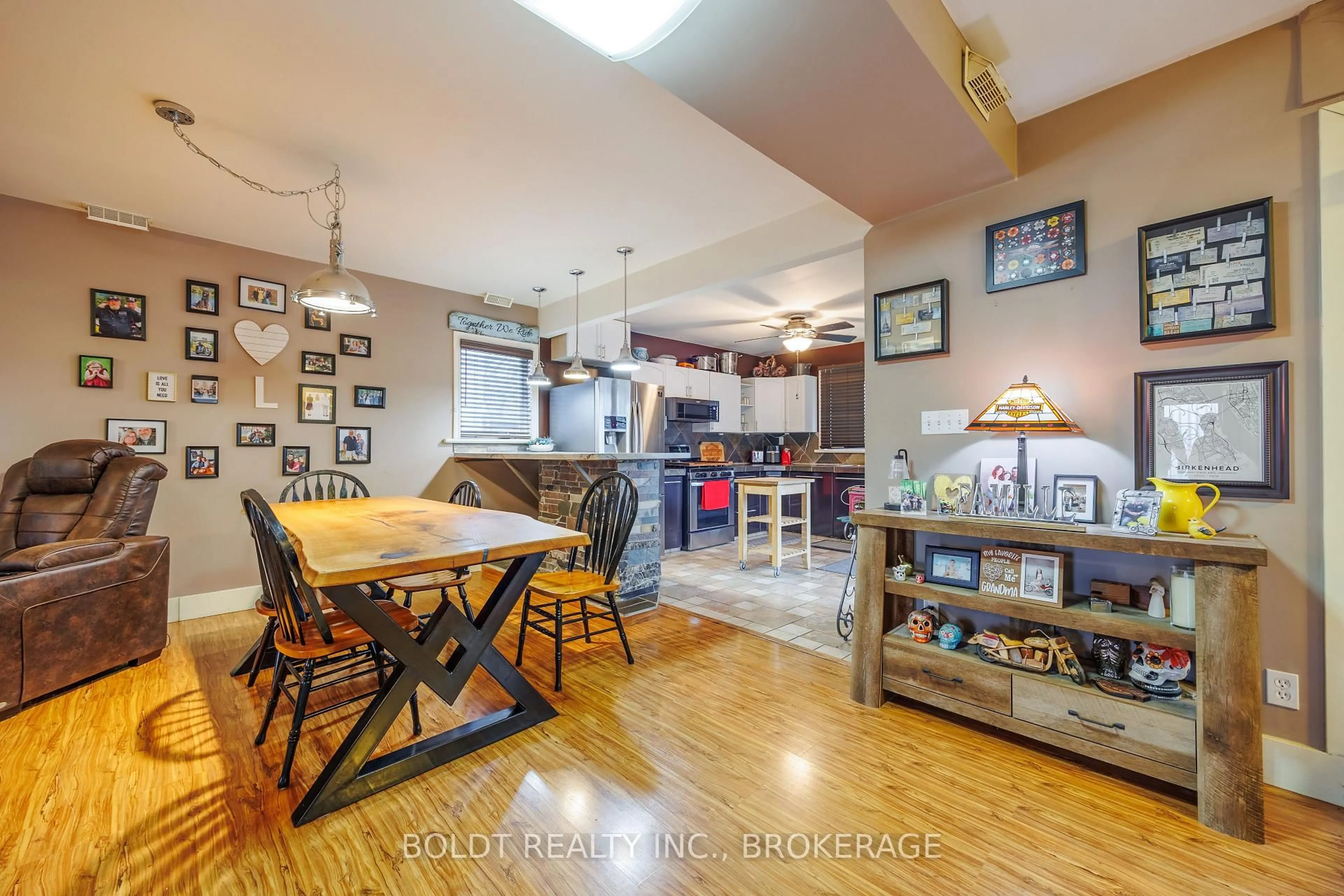 Open concept kitchen, unknown for 19 Patricia Ave, Welland Ontario L3C 1E7