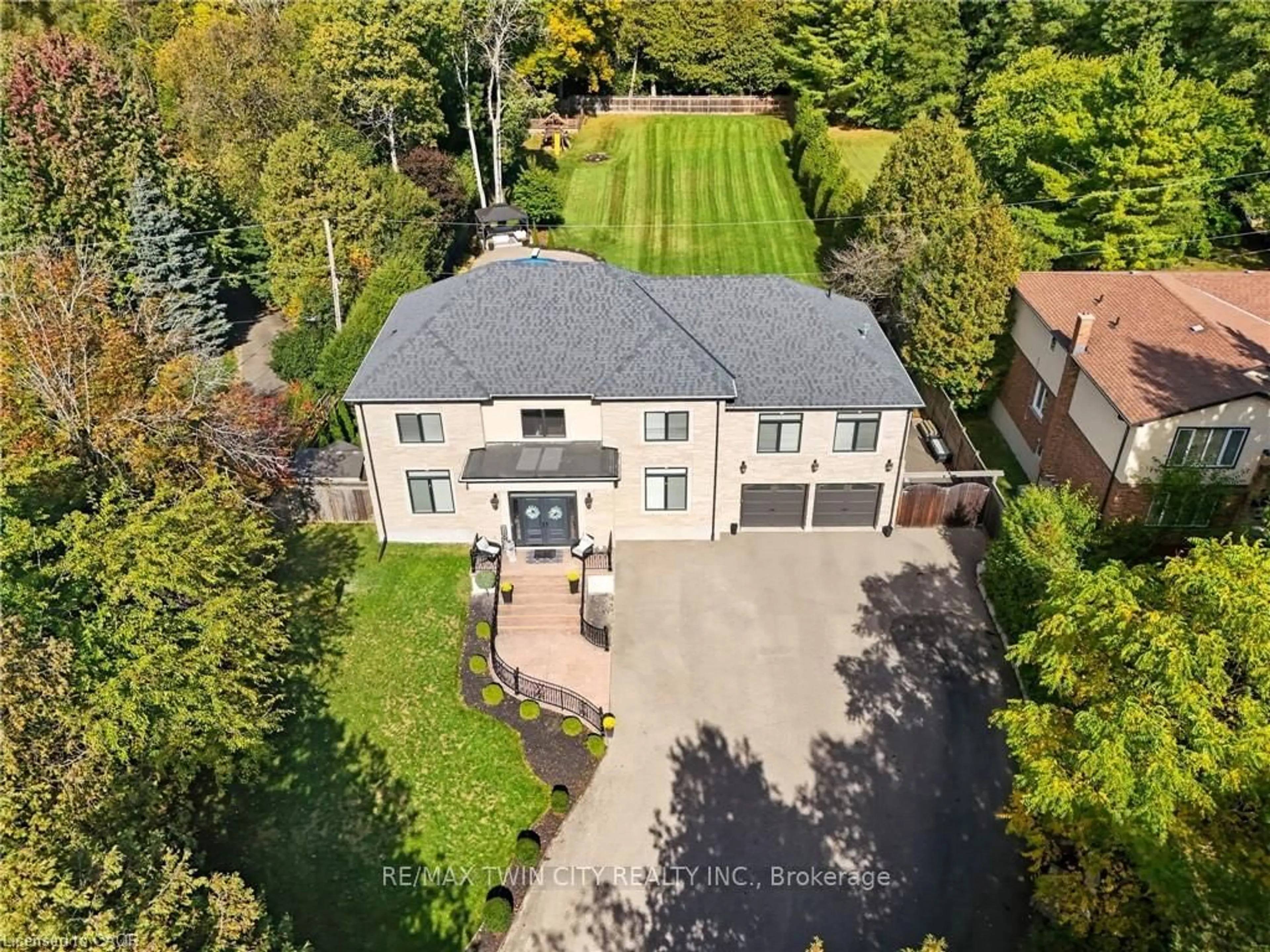 A pic from outside/outdoor area/front of a property/back of a property/a pic from drone, street for 855 Avenue Rd, Cambridge Ontario N1R 5S4