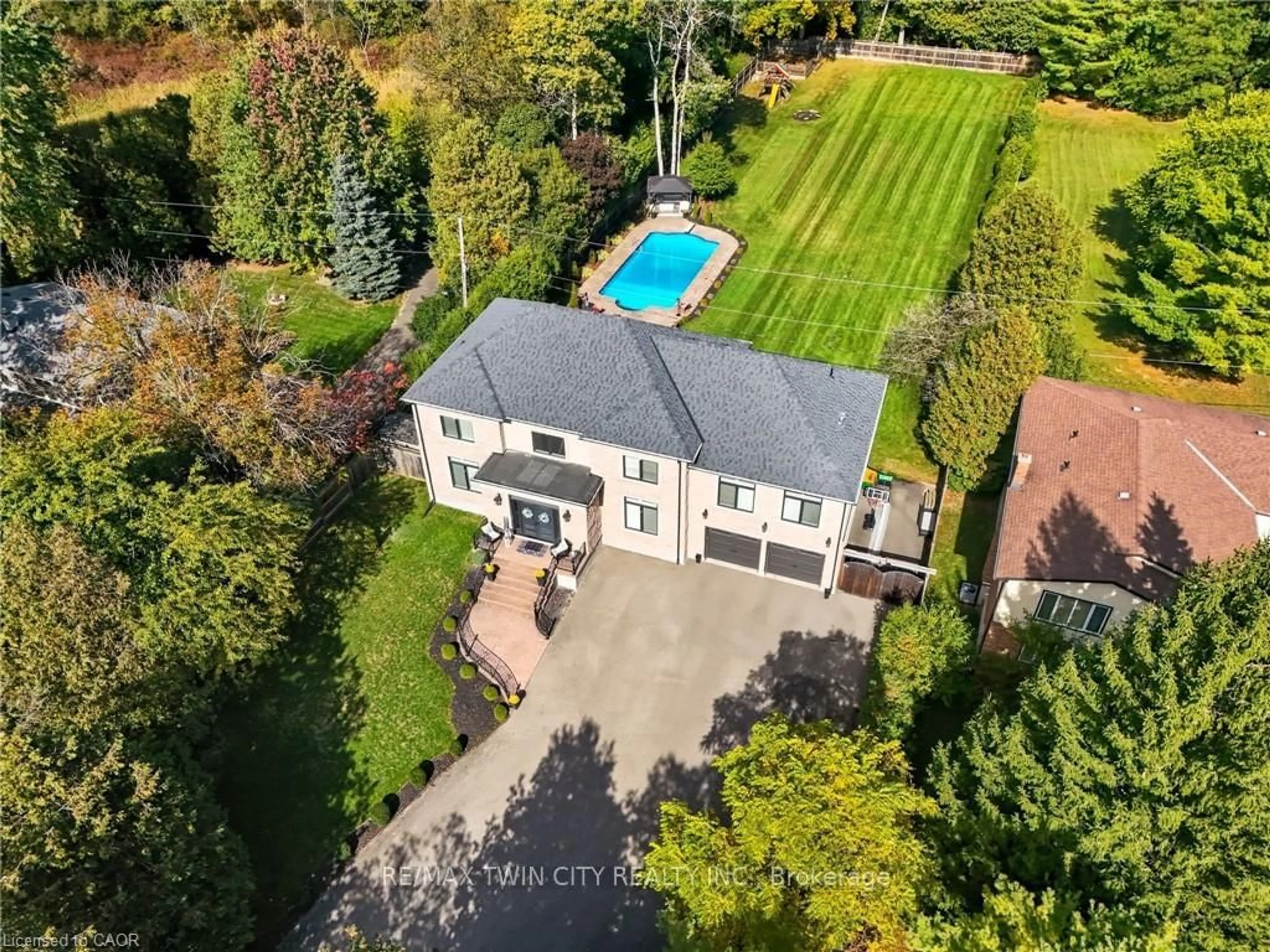 A pic from outside/outdoor area/front of a property/back of a property/a pic from drone, street for 855 Avenue Rd, Cambridge Ontario N1R 5S4