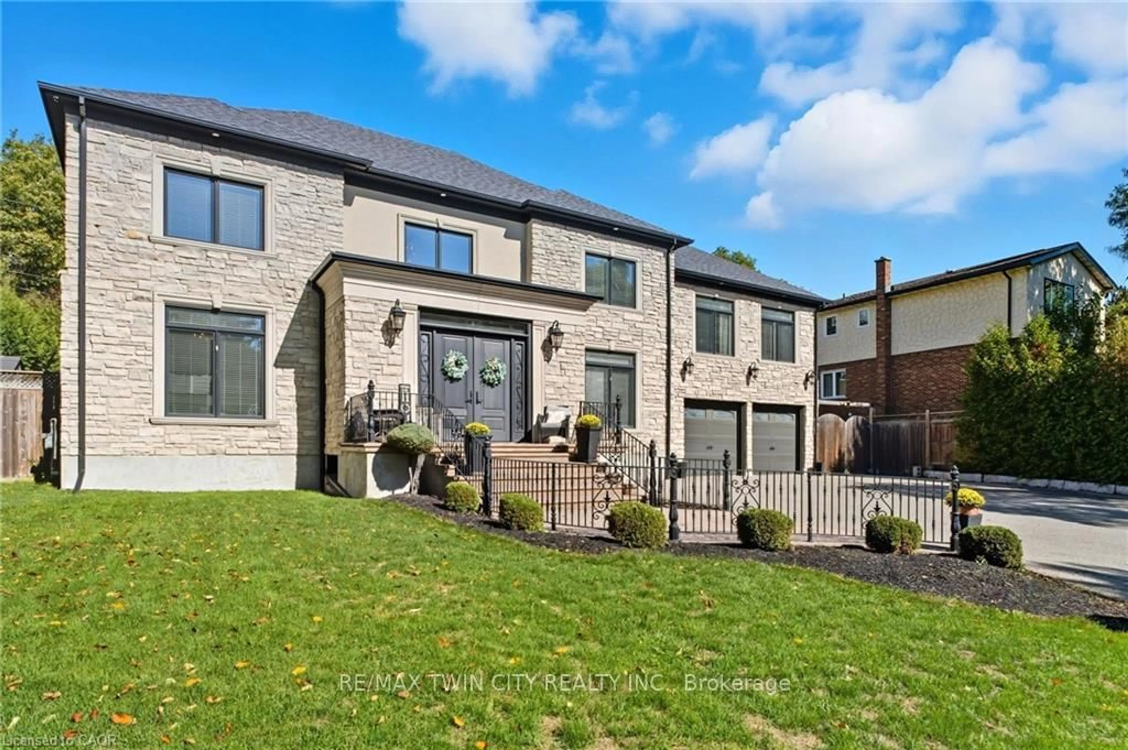 Home with brick exterior material, street for 855 Avenue Rd, Cambridge Ontario N1R 5S4