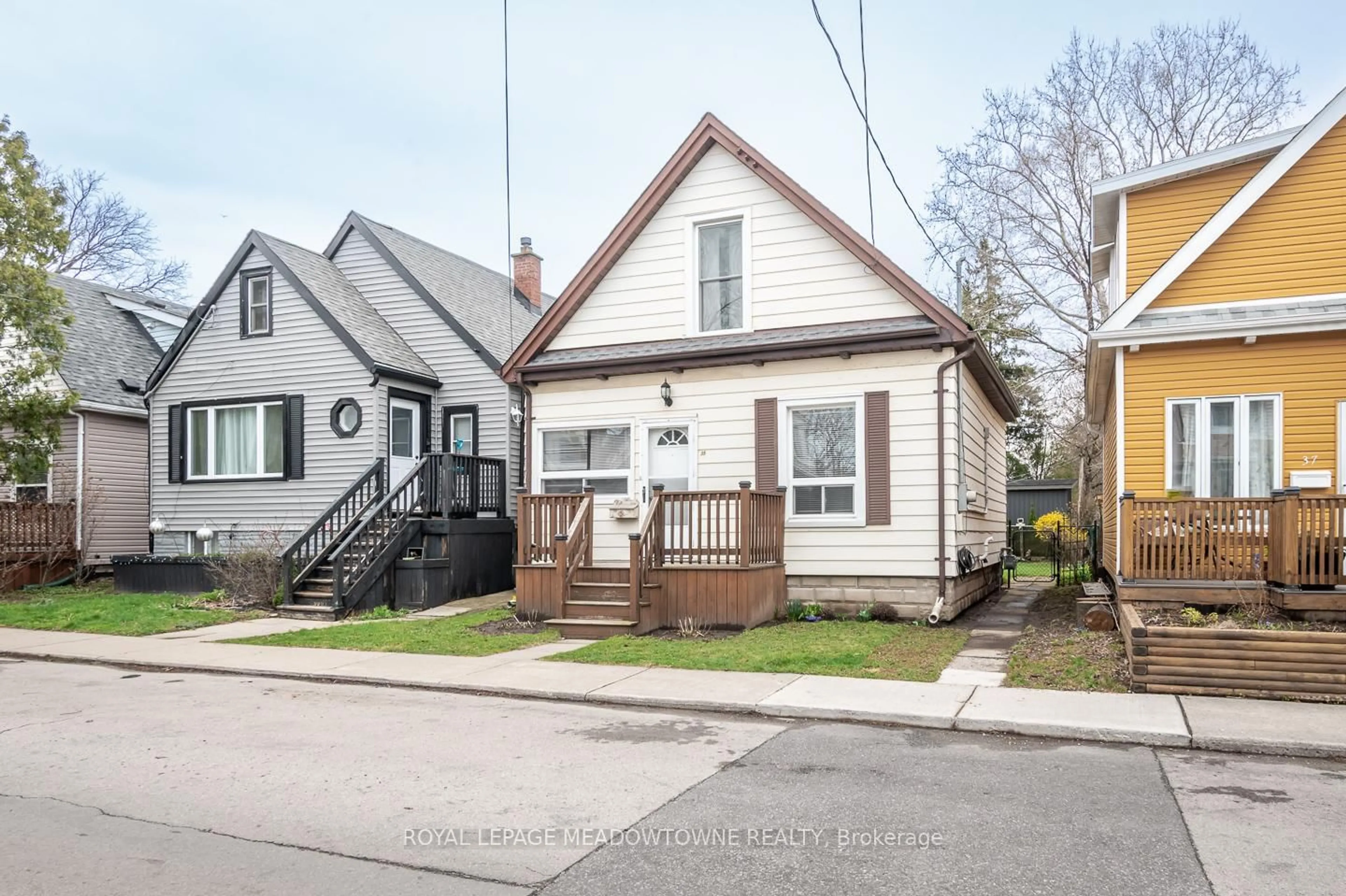 Unknown for 35 East 27th St, Hamilton Ontario L8V 3E8