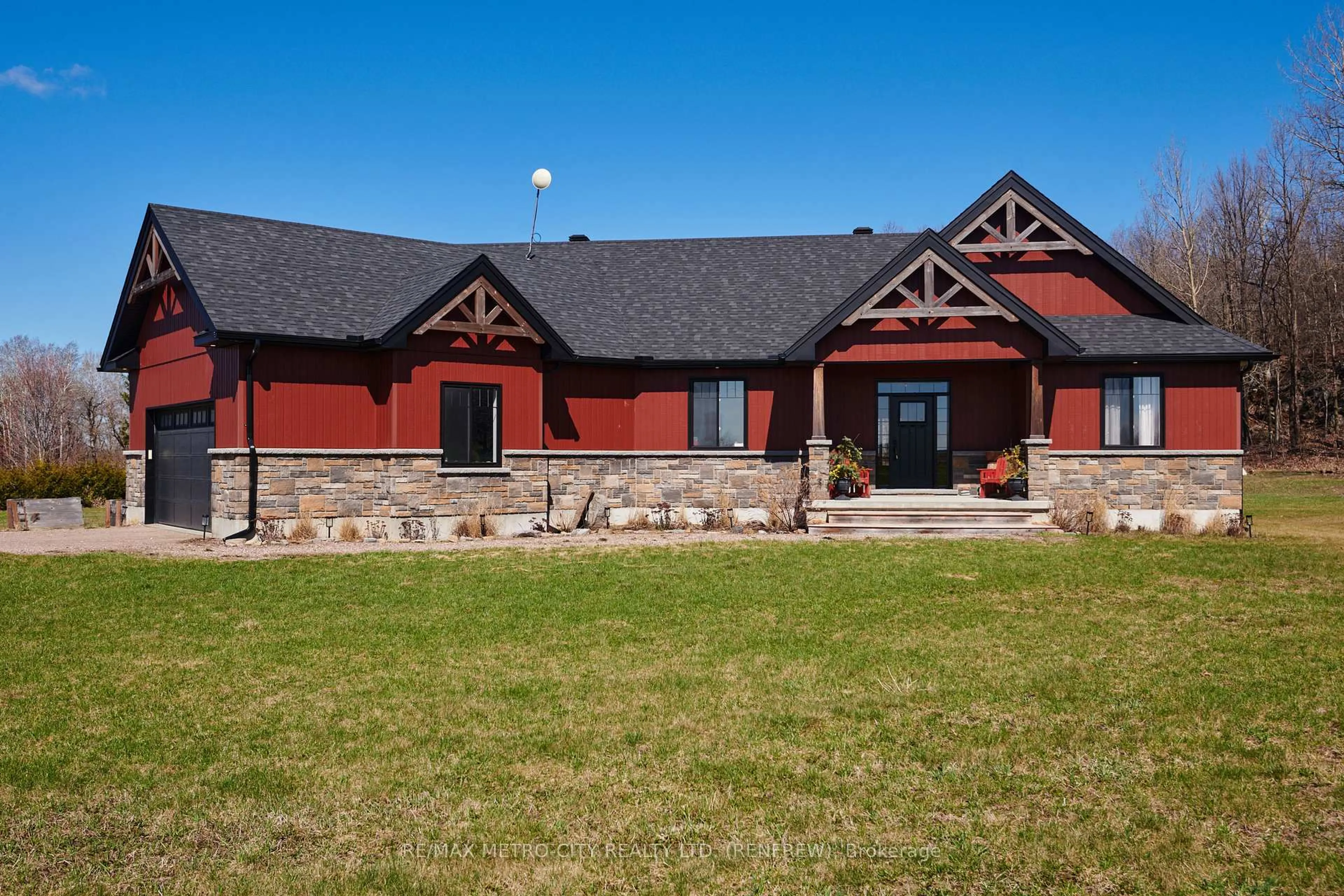 Home with brick exterior material, building for 782 Bruce St, Renfrew Ontario K7V 3Z4