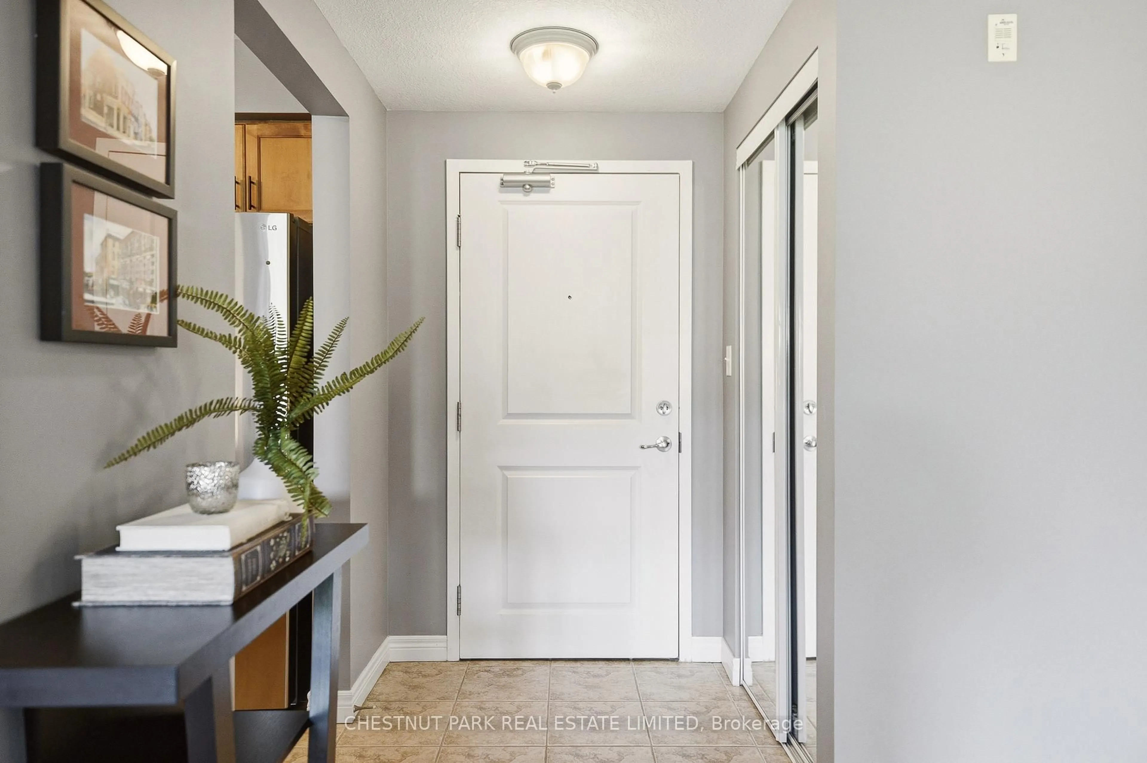 Indoor entryway for 56 Kerman Ave #315, Grimsby Ontario L3M 0A1