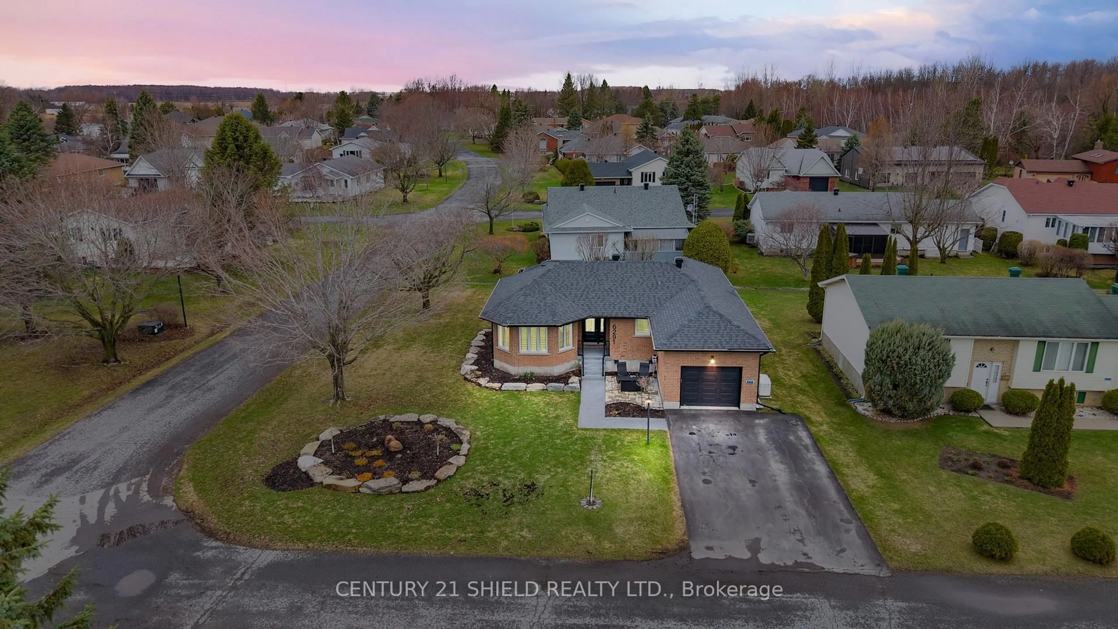 A pic from outside/outdoor area/front of a property/back of a property/a pic from drone, street for 6291 MACLEAN Crt, South Glengarry Ontario K0C 1E0