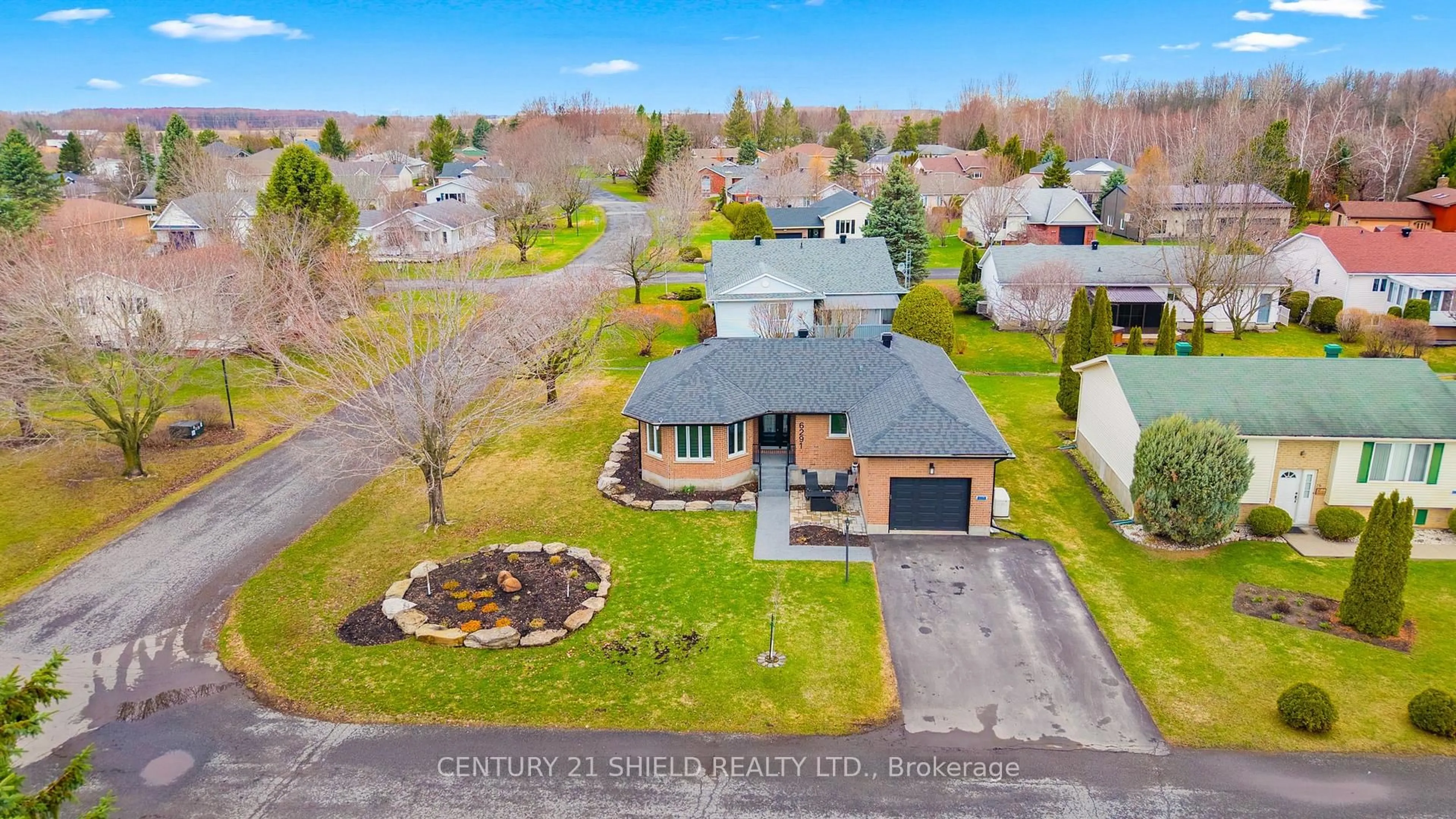 A pic from outside/outdoor area/front of a property/back of a property/a pic from drone, street for 6291 MACLEAN Crt, South Glengarry Ontario K0C 1E0