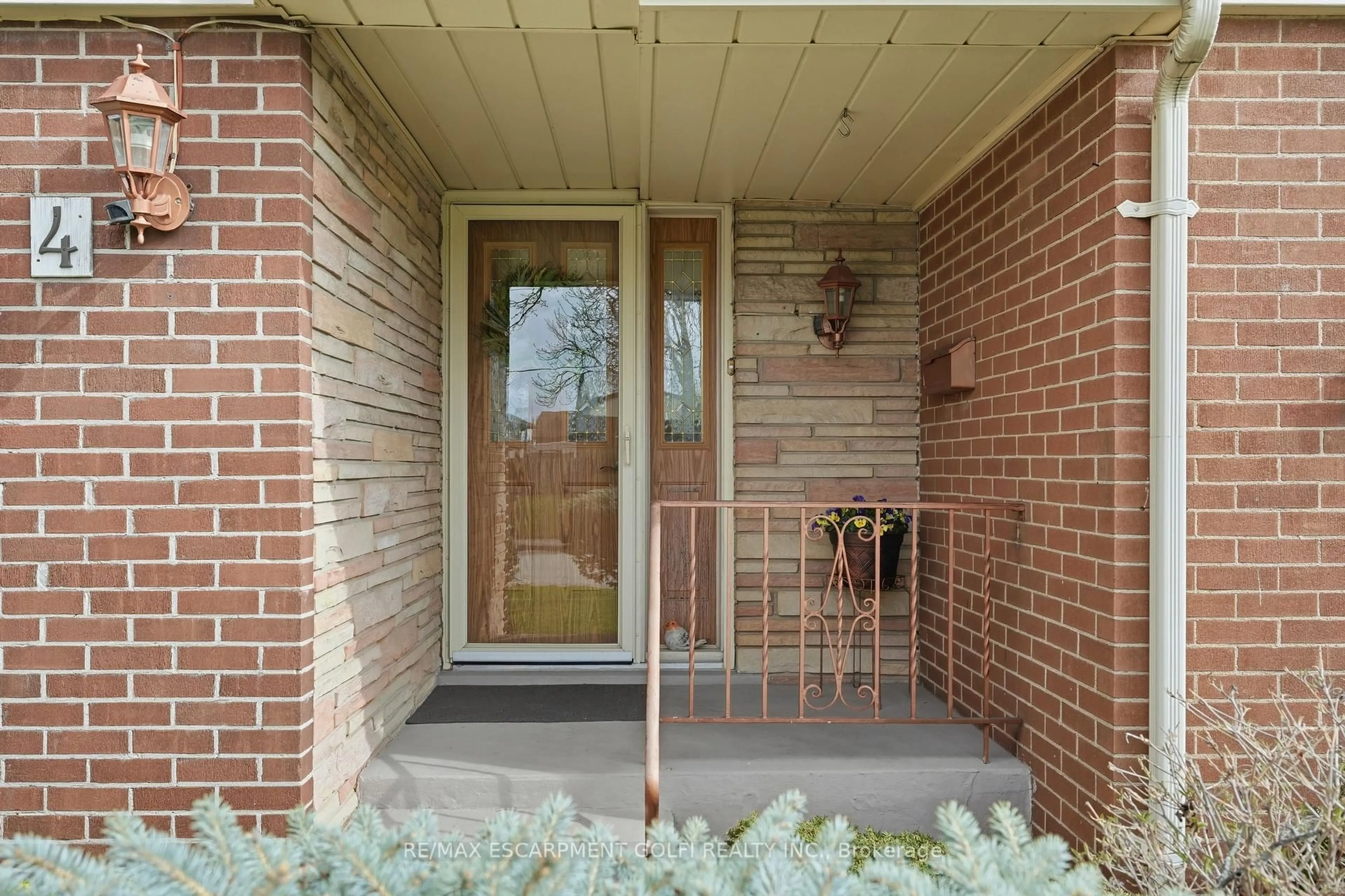 Unknown for 4 Tilbury Crt, Hamilton Ontario L8T 2M4