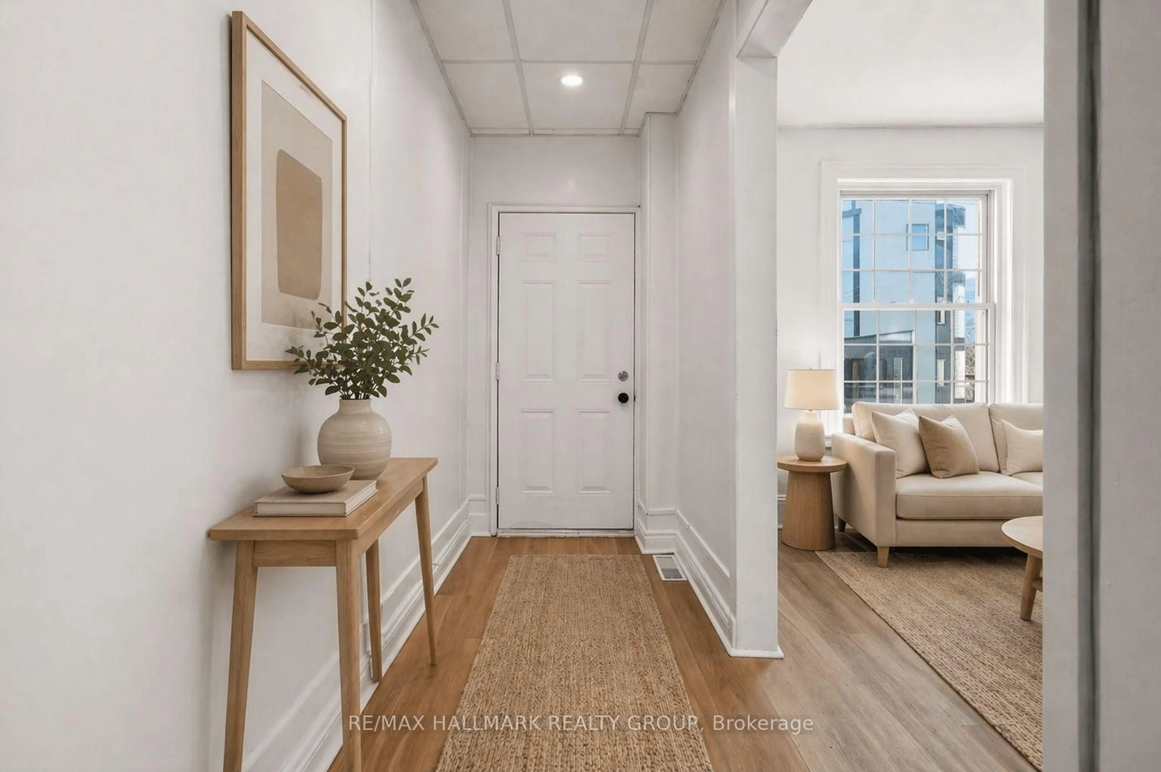 Indoor entryway for 423 Arlington Ave, Ottawa Ontario K1R 6Z7