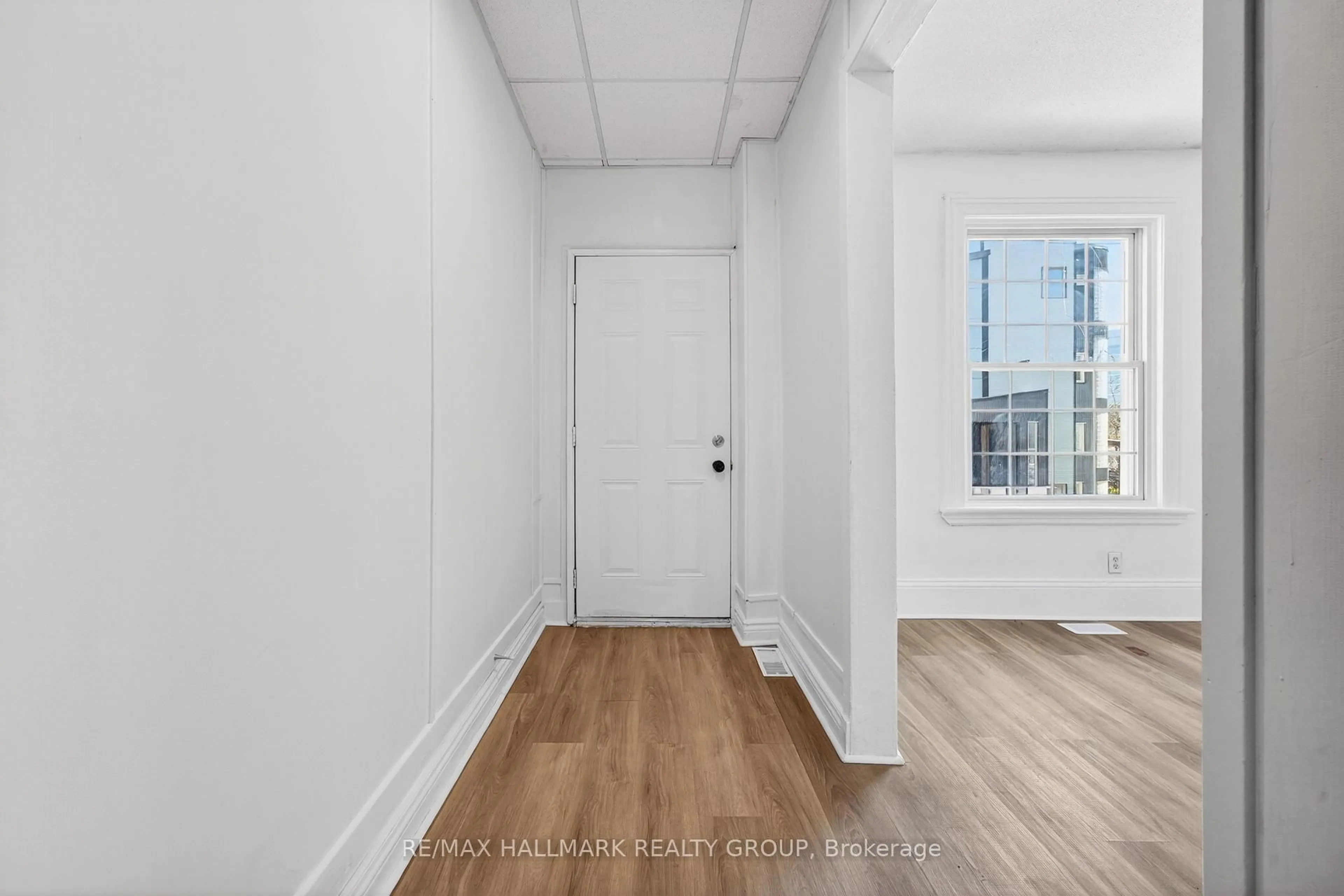 Indoor entryway for 423 Arlington Ave, Ottawa Ontario K1R 6Z7