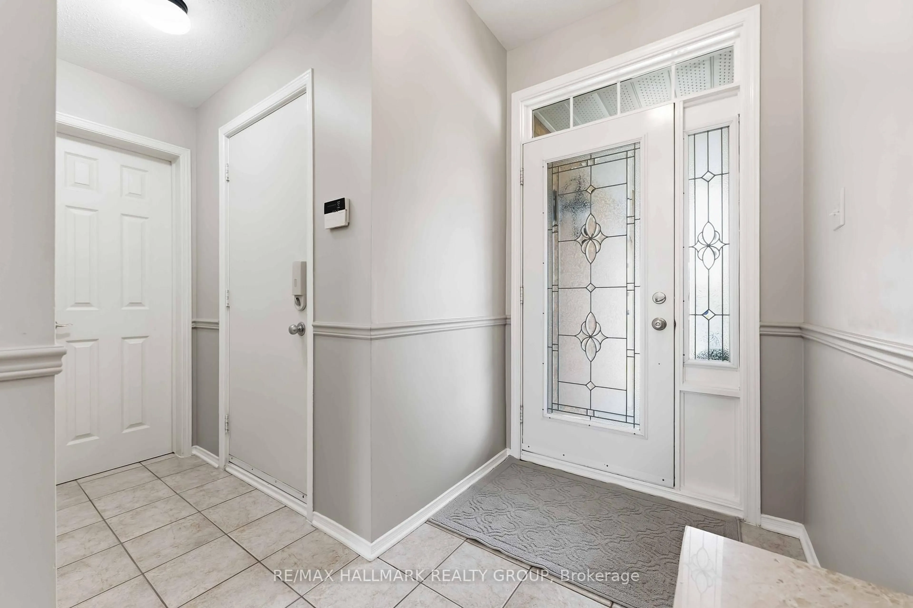 Indoor entryway for 29 Birchfield Ave, Kanata Ontario K2M 2N5