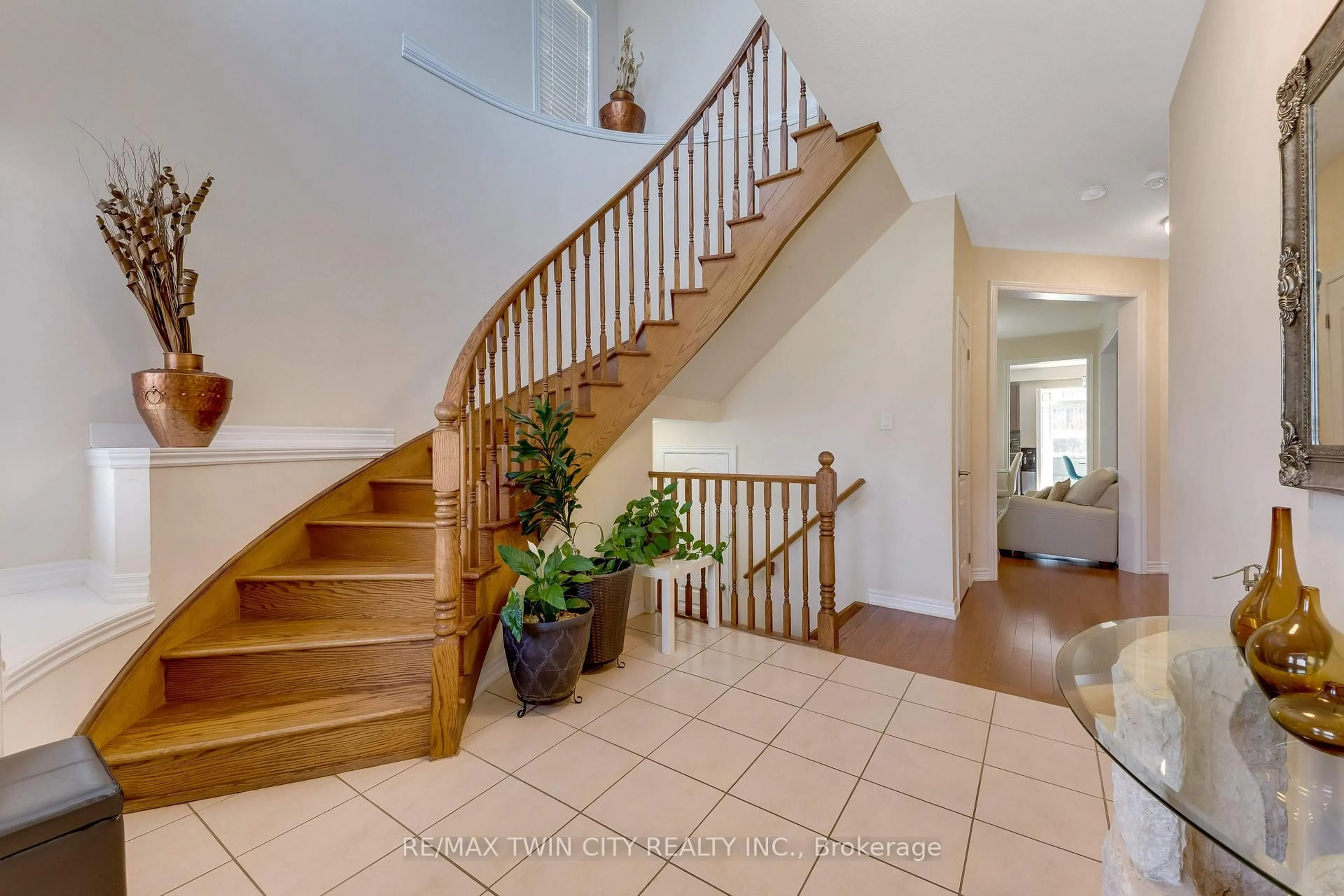 Indoor entryway for 667 Linden Dr, Cambridge Ontario N3H 0B6