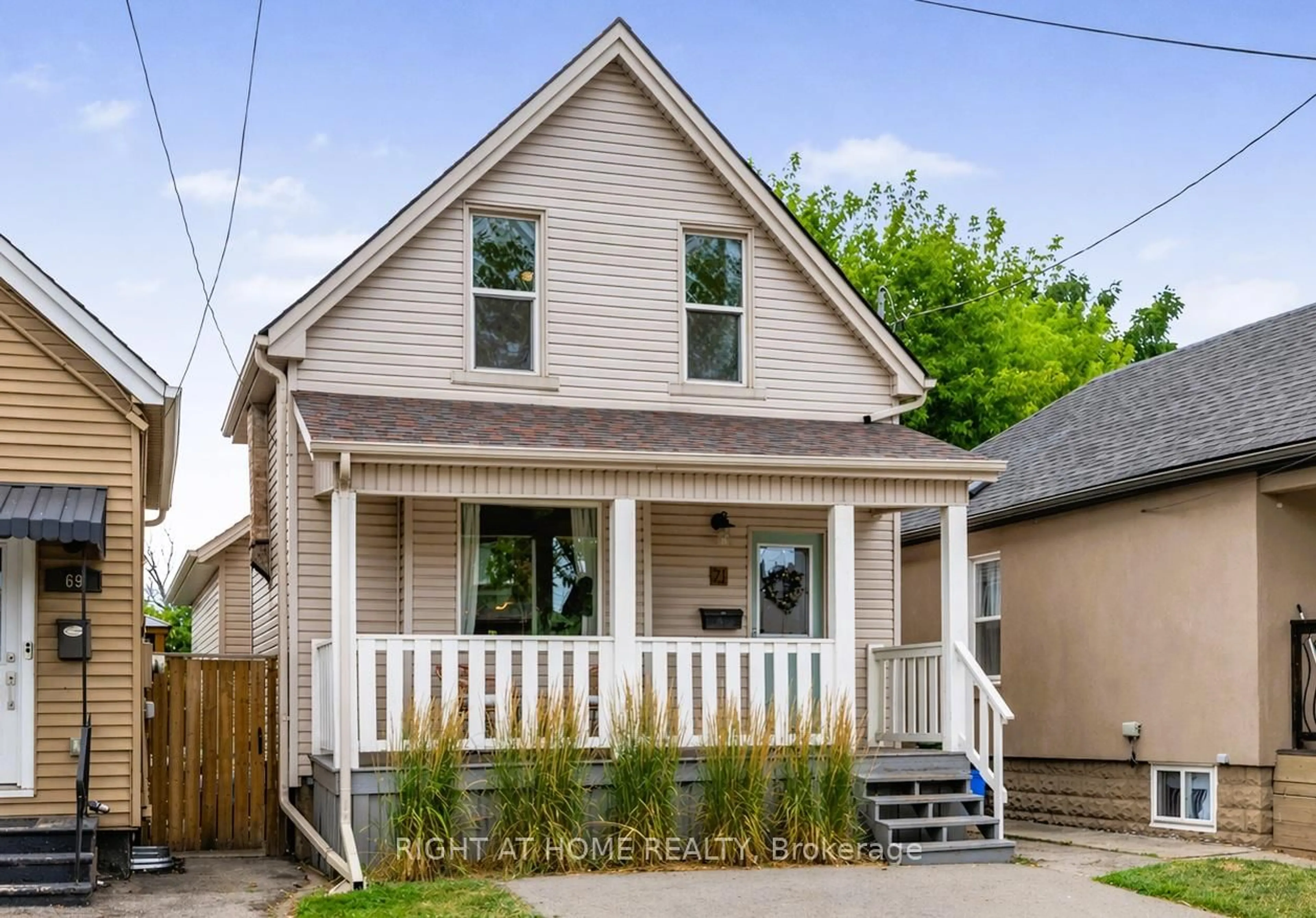 Home with vinyl exterior material, street for 71 Robins Ave, Hamilton Ontario L8H 4N3