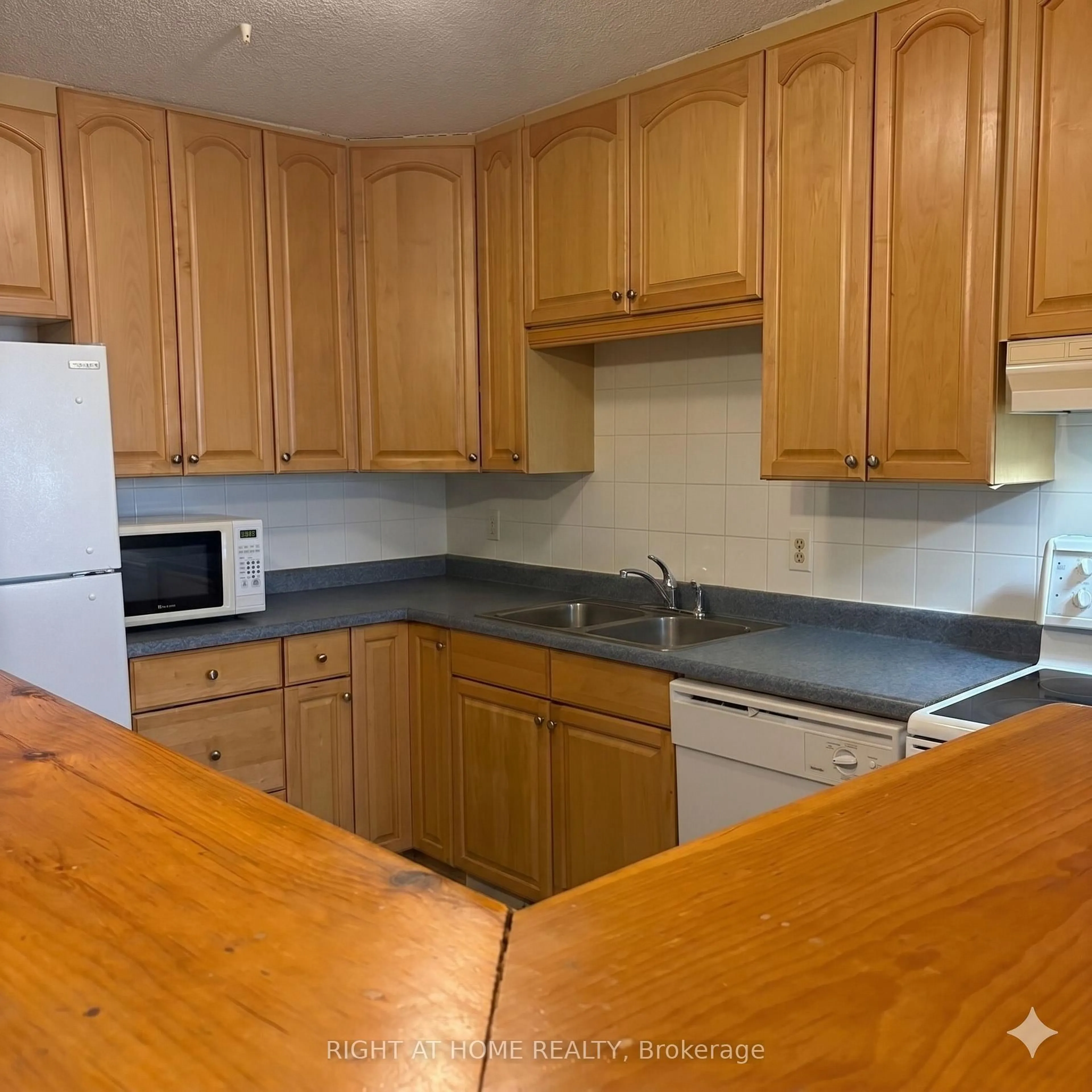 Standard kitchen, unknown for 900 Dynes Rd #1708, Ottawa Ontario K2C 3L6
