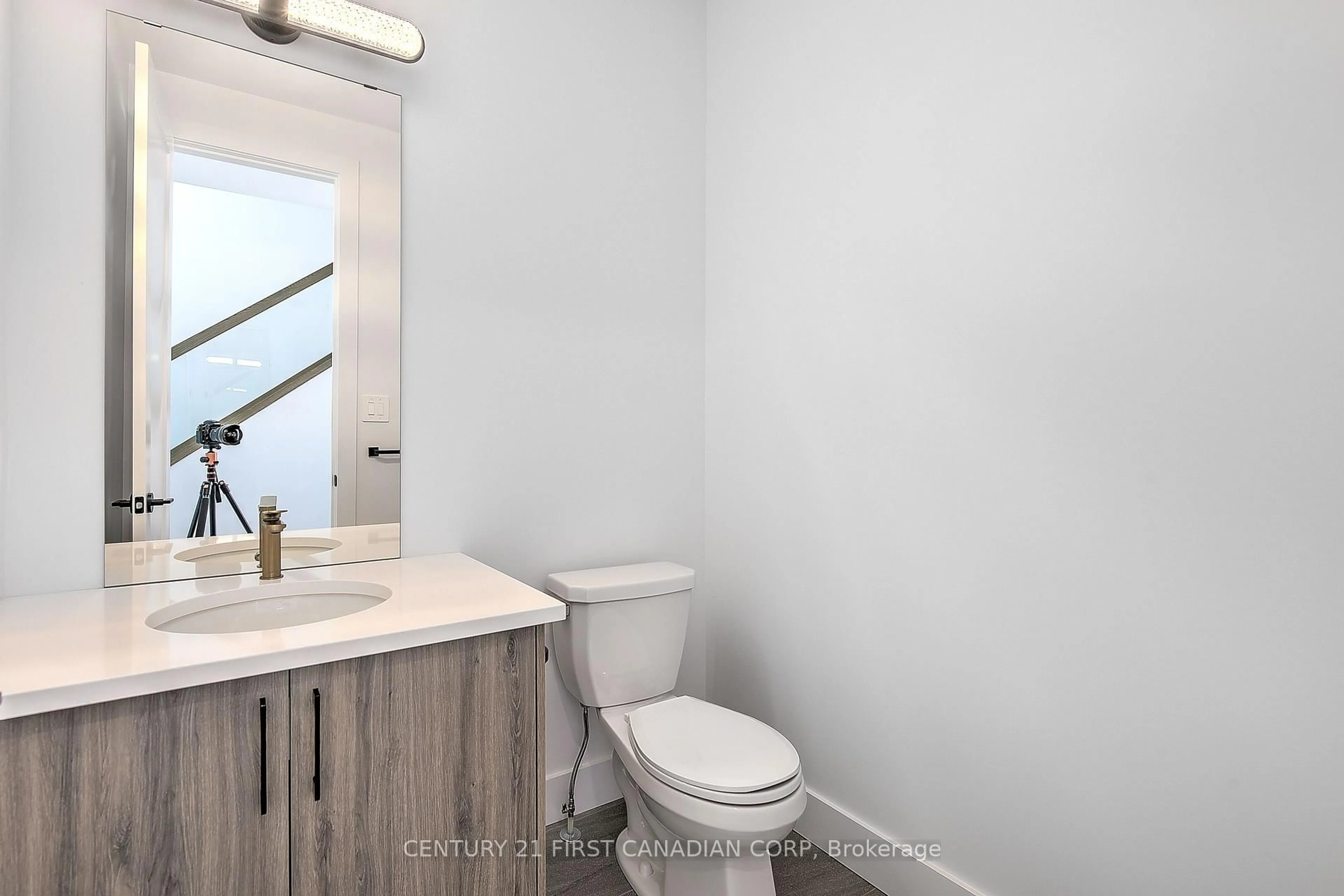 Standard bathroom, unknown for 245 HESSELMAN Cres, London South Ontario N6M 0K3