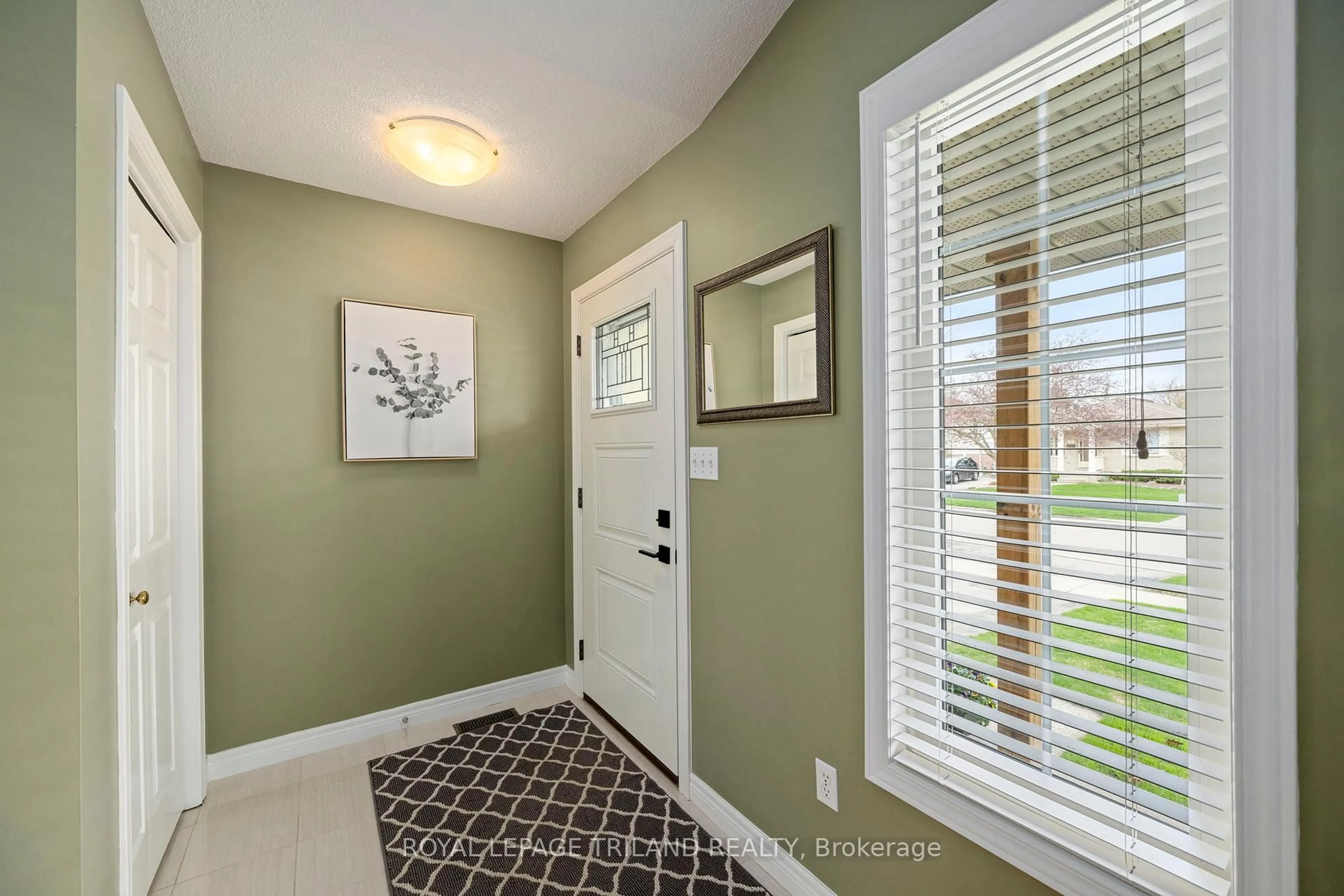 Indoor entryway for 24 SIFTON Dr, St. Thomas Ontario N5R 6C7