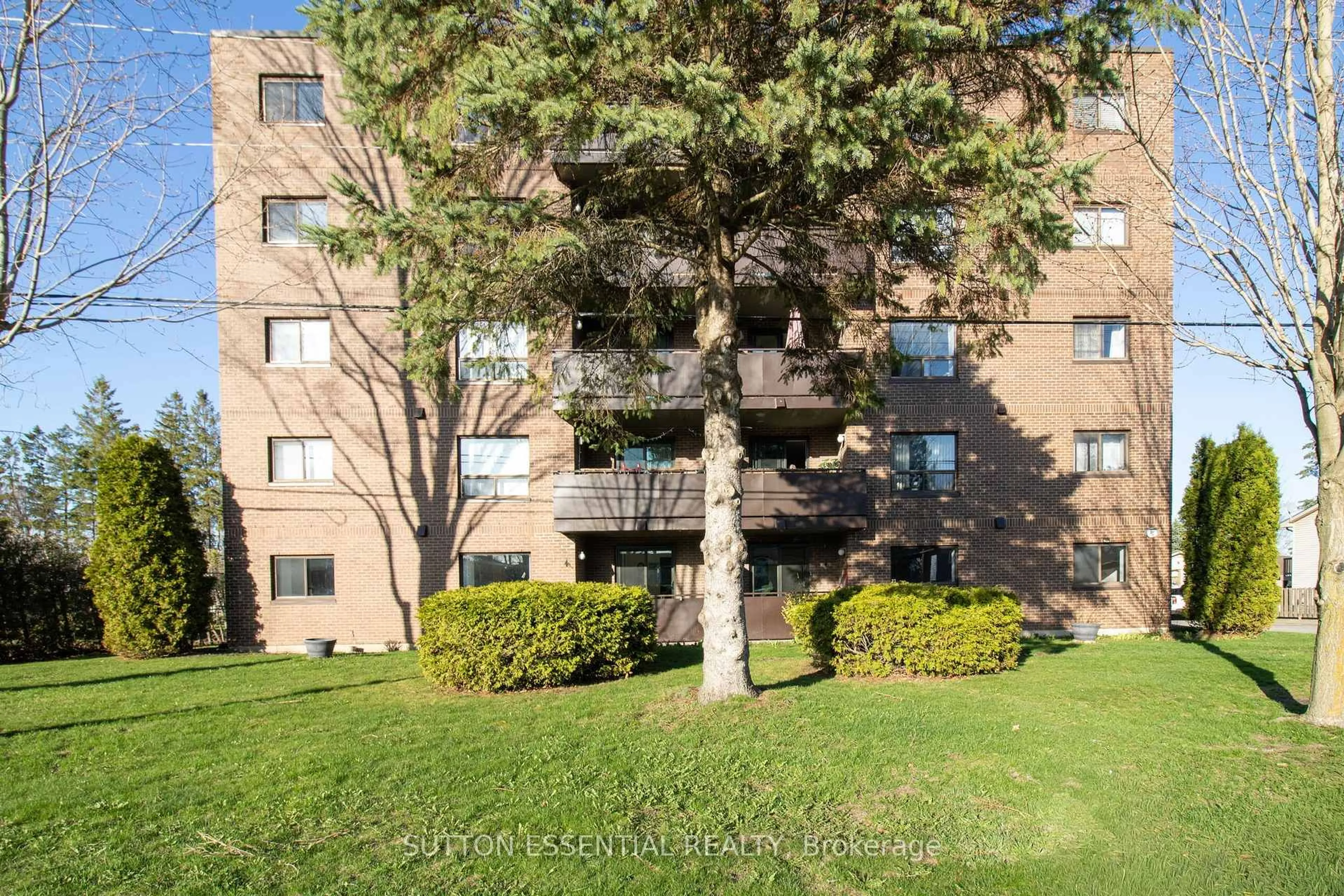 A pic from outside/outdoor area/front of a property/back of a property/a pic from drone, unknown for 95 Windsor Dr #404, Brockville Ontario K6V 3H7