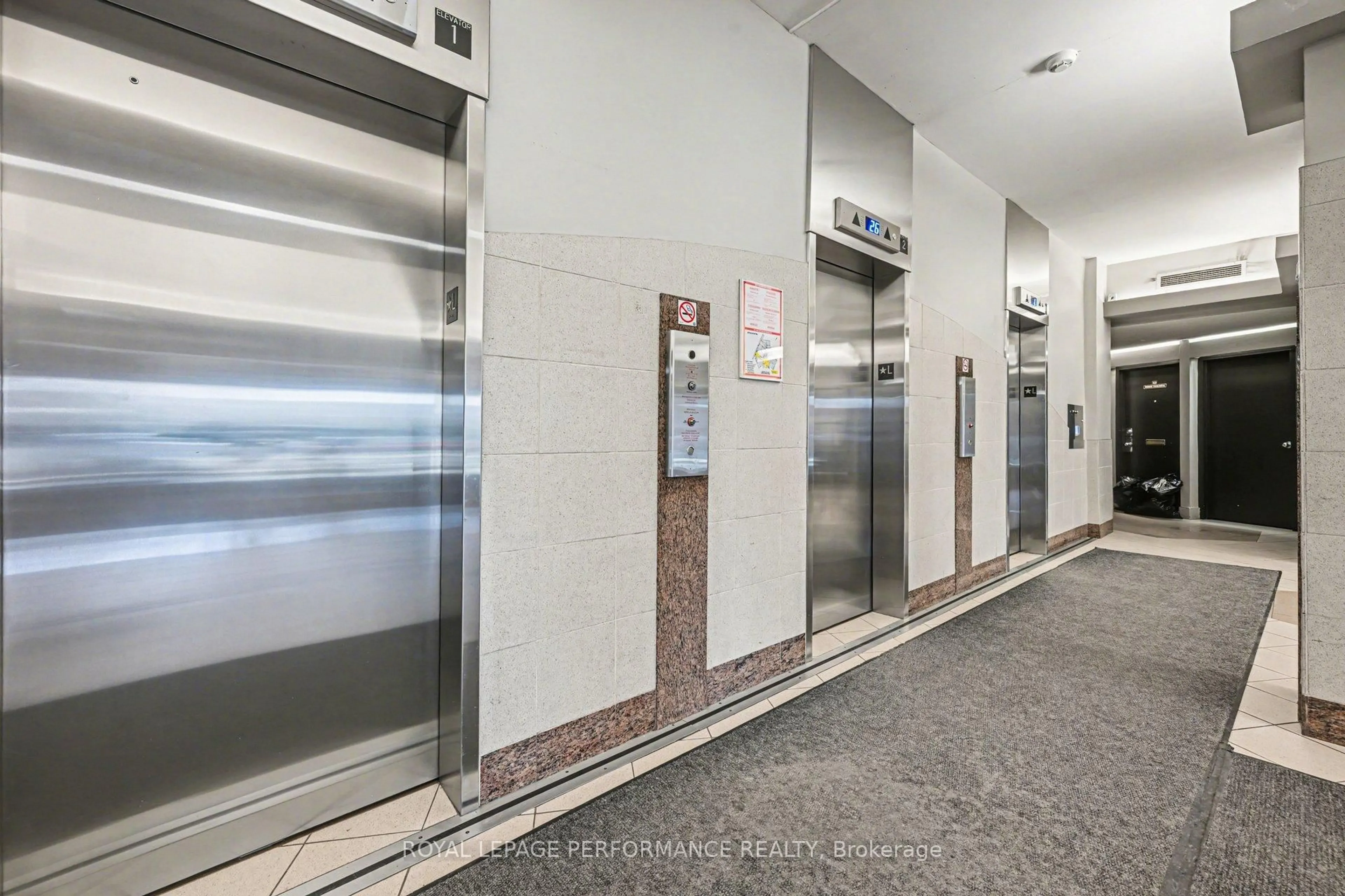 Indoor foyer for 900 Dynes Rd #610, Ottawa Ontario K2C 3L6