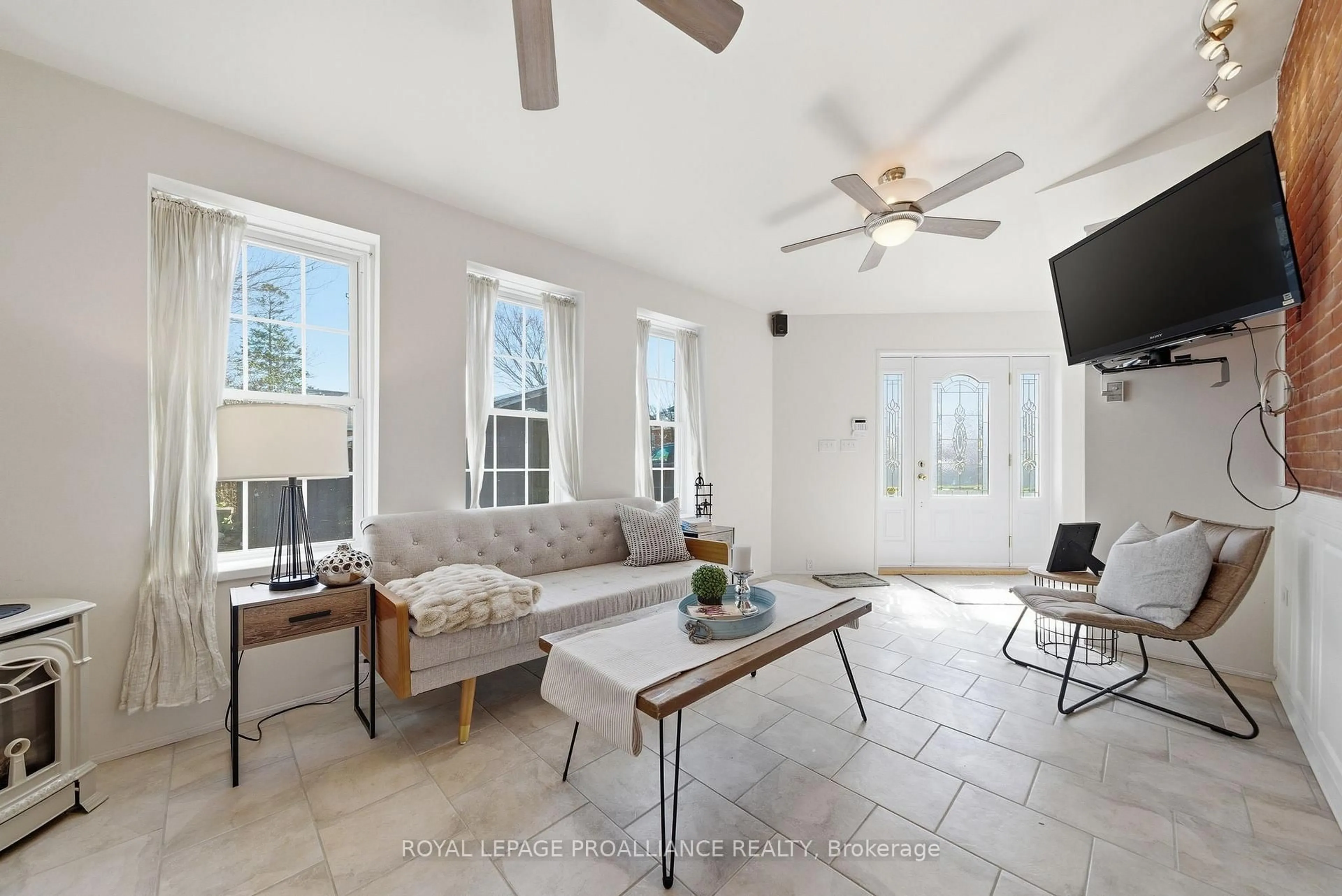 Living room with furniture, ceramic/tile floor for 287 John St, Belleville Ontario K8N 3G4