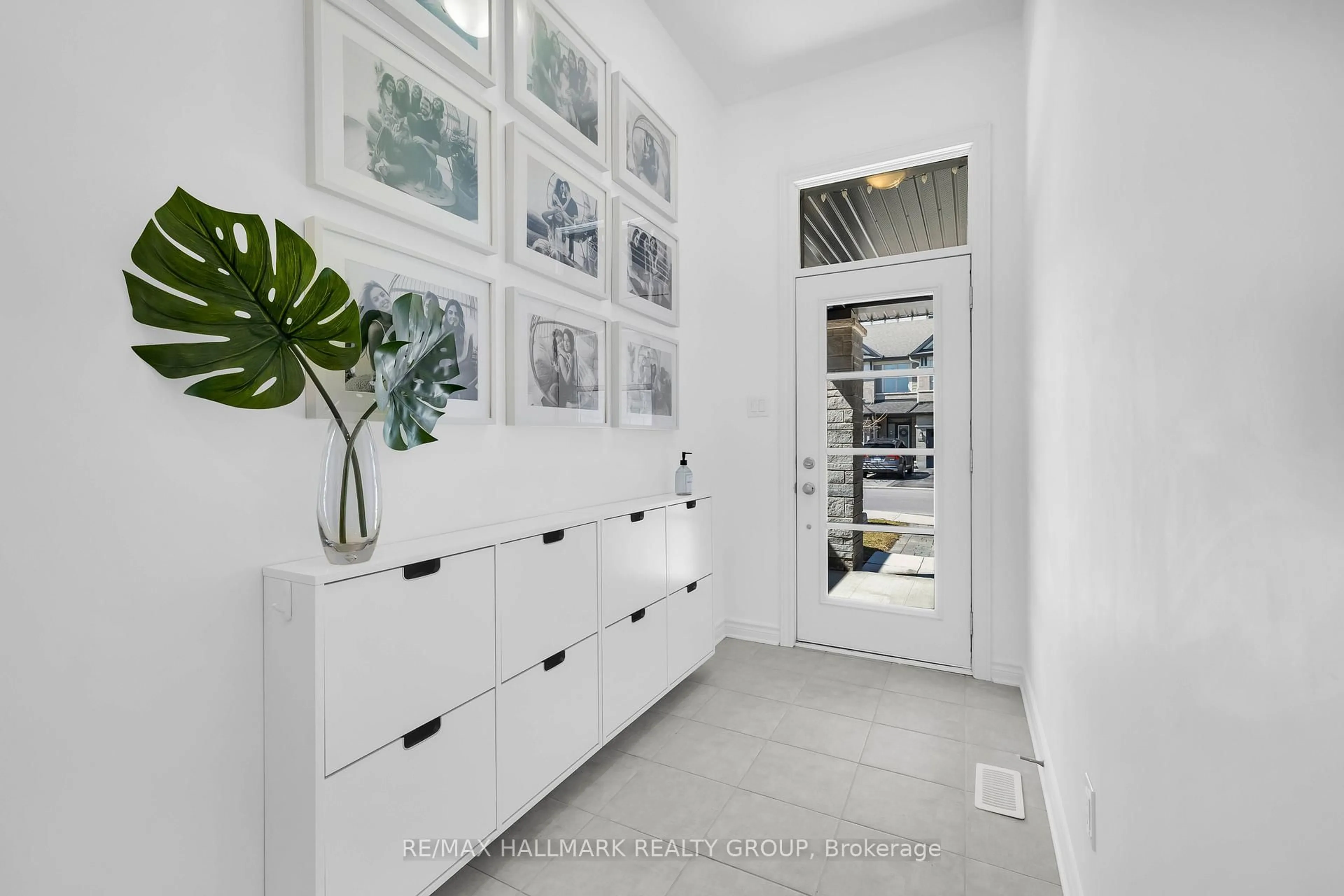 Indoor entryway for 112 Crevasse Rd, Ottawa Ontario K1W 0P9