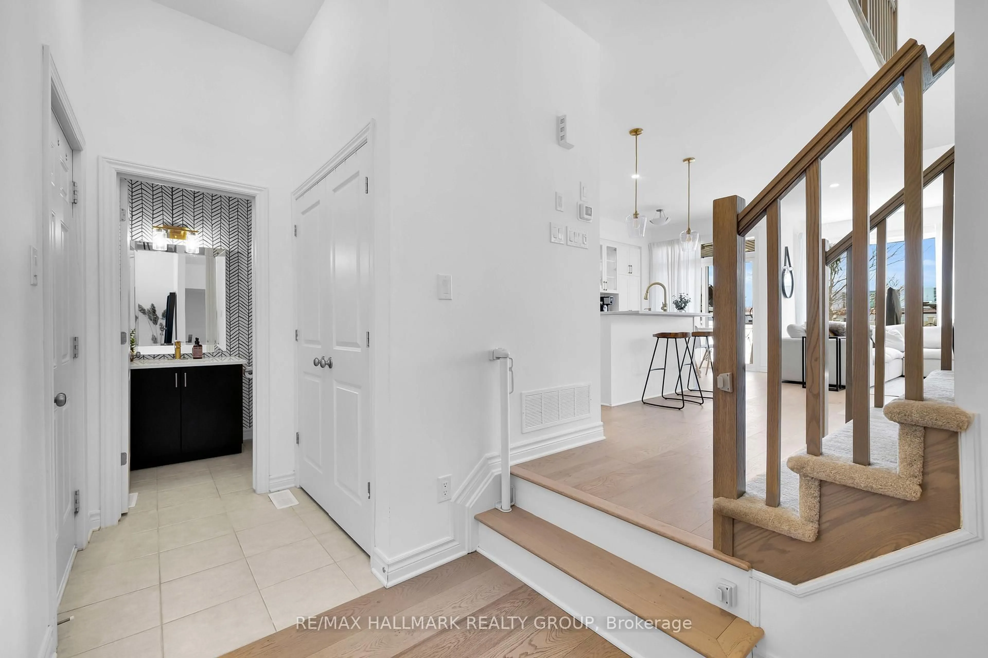 Indoor entryway for 112 Crevasse Rd, Ottawa Ontario K1W 0P9