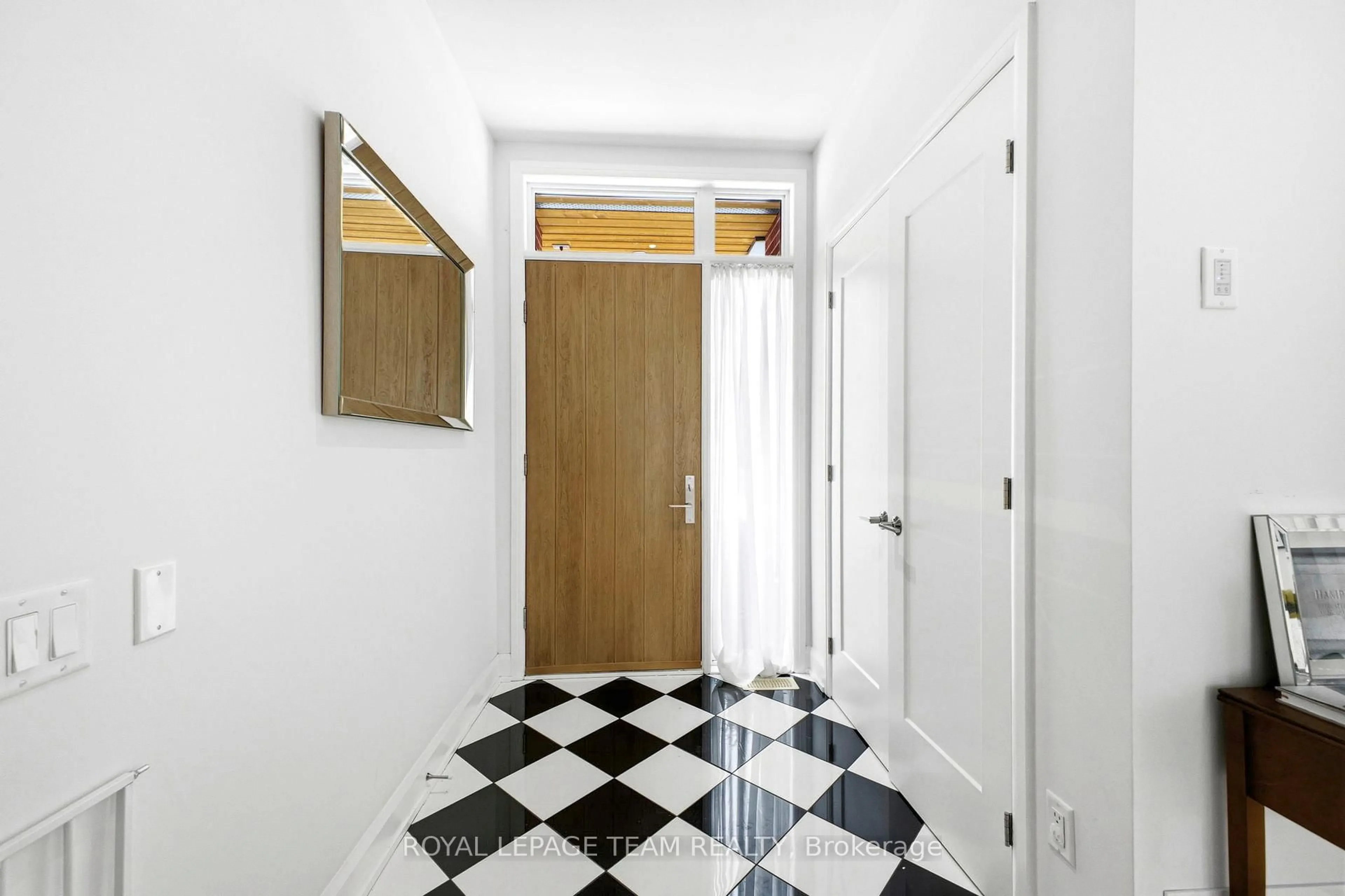 Indoor foyer for 526 Edison Ave, Ottawa Ontario K2A 3Y5