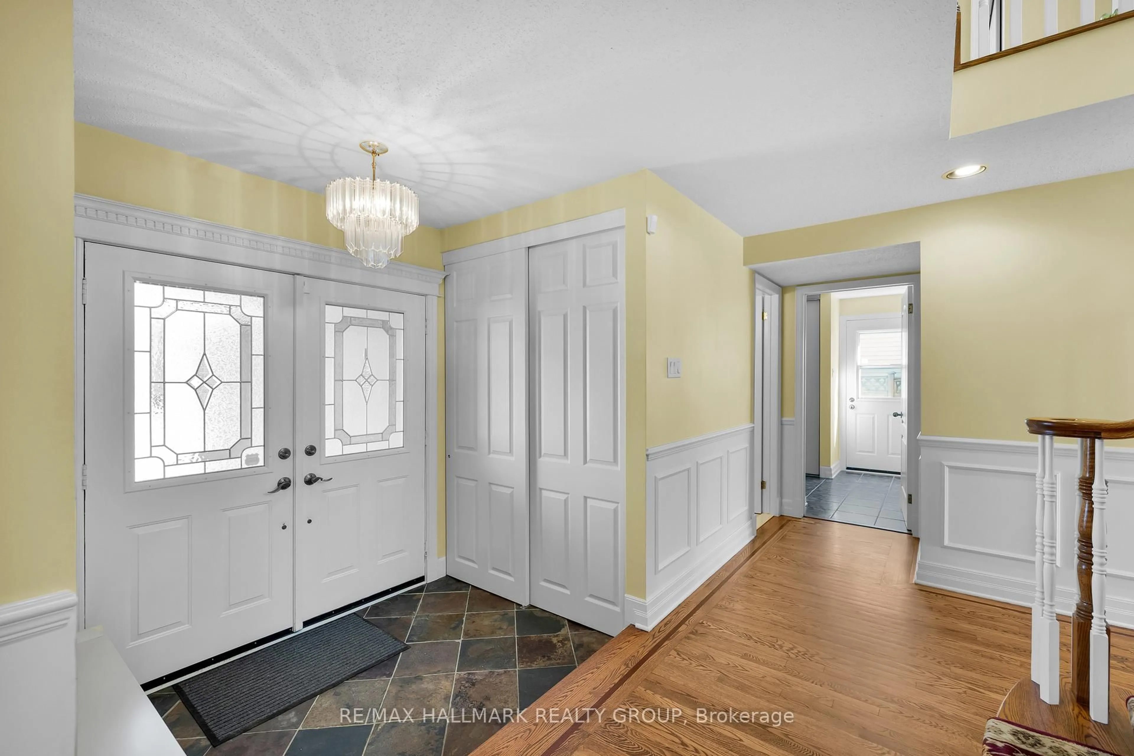Indoor entryway for 46 Beddington Ave, Barrhaven Ontario K2J 3N3