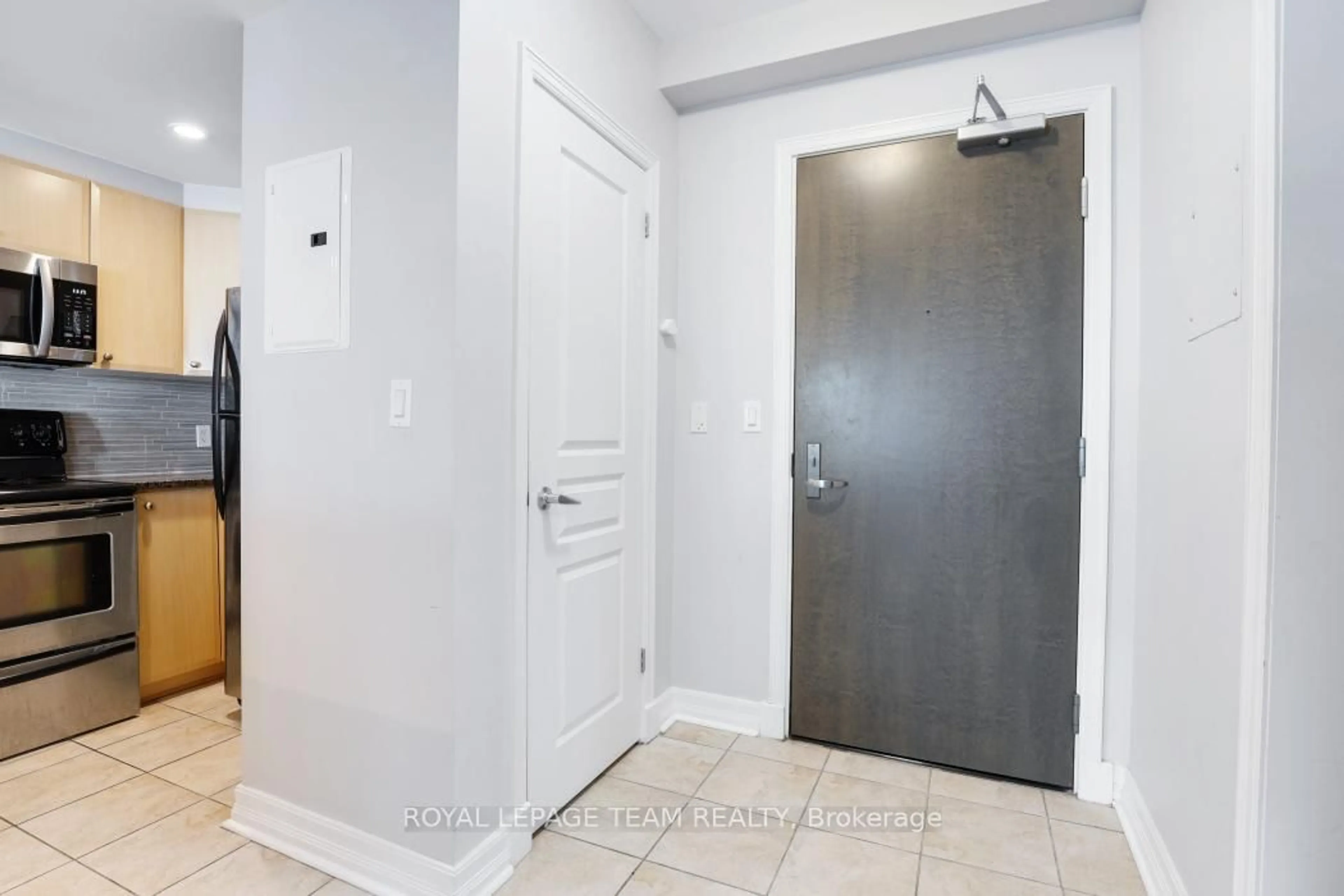 Indoor entryway for 200 Besserer St #607, Ottawa Ontario K1N 0A7