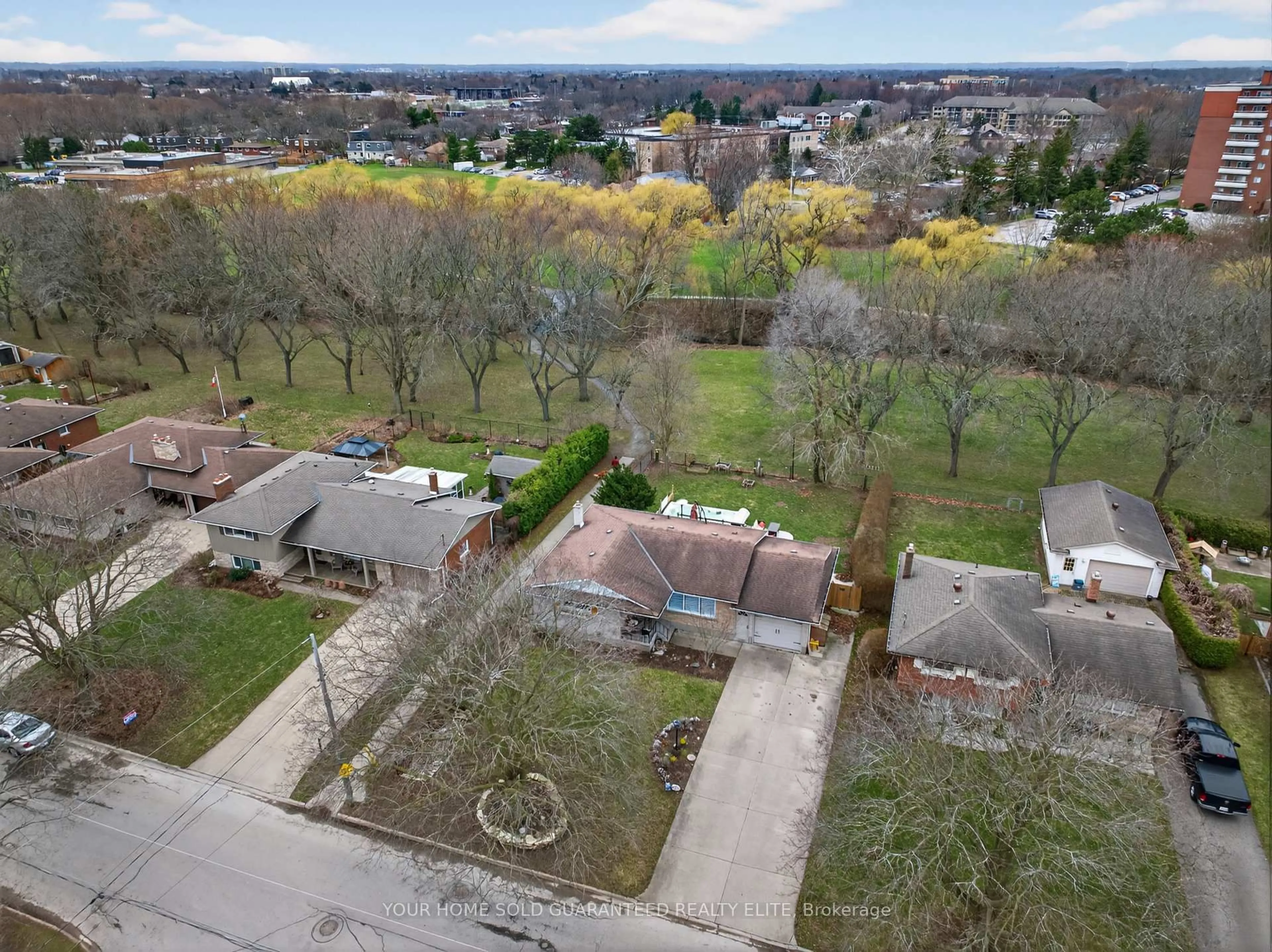 A pic from outside/outdoor area/front of a property/back of a property/a pic from drone, unknown for 79 Prince Charles Dr, St. Catharines Ontario L2N 3Y8