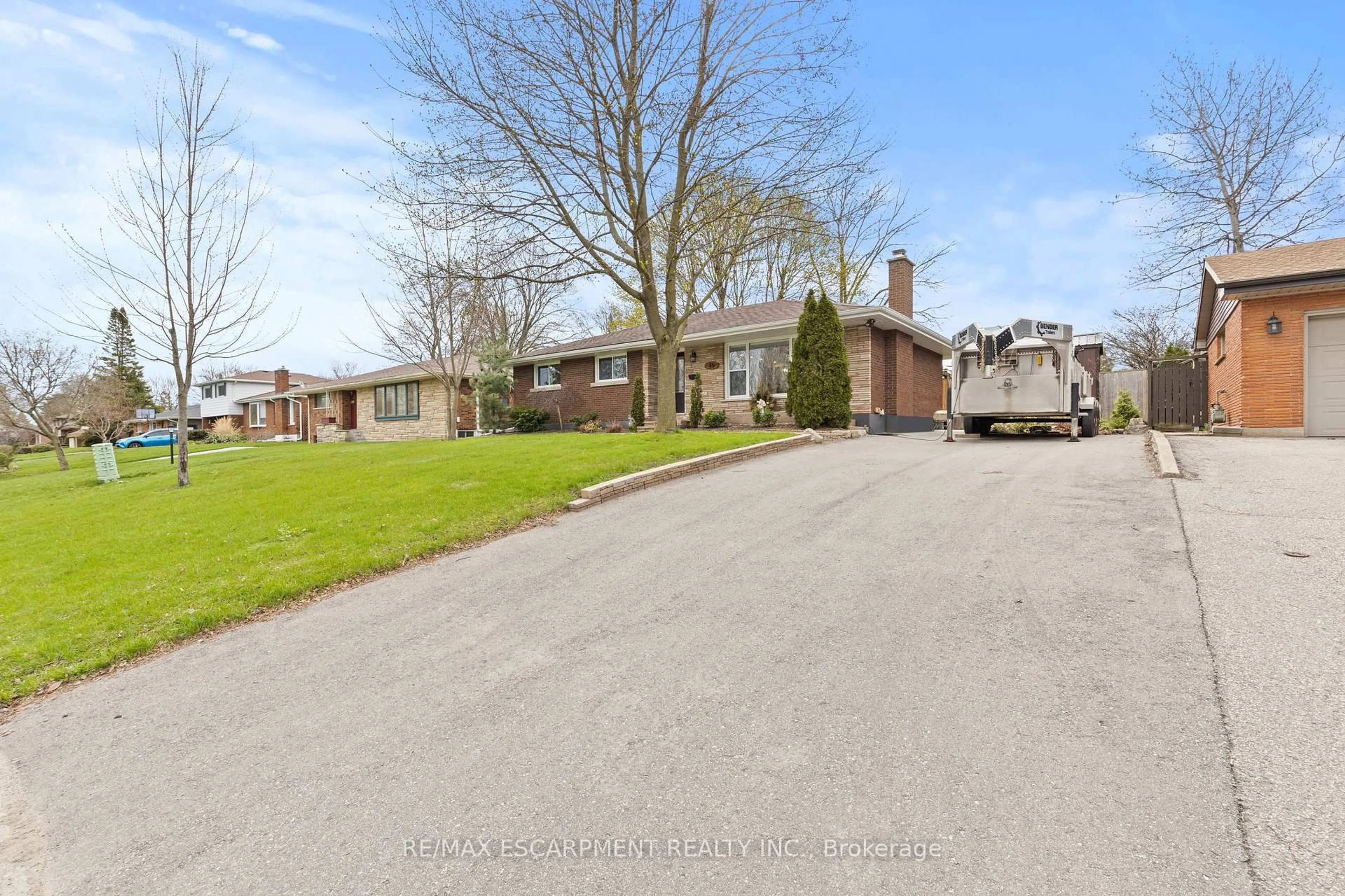 A pic from outside/outdoor area/front of a property/back of a property/a pic from drone, street for 45 Driftwood Dr, Brantford Ontario N3R 3K2