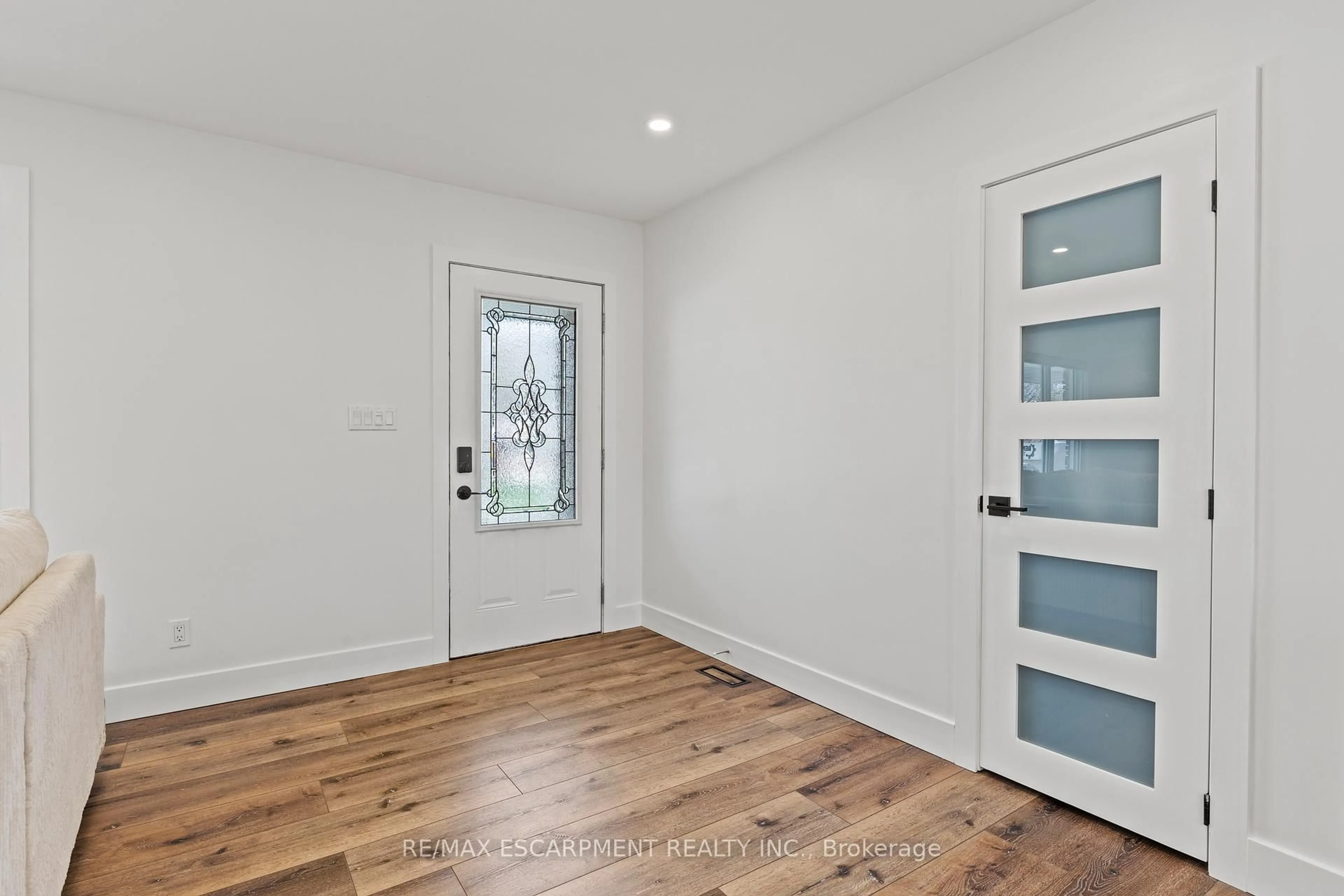 Indoor entryway for 45 Driftwood Dr, Brantford Ontario N3R 3K2