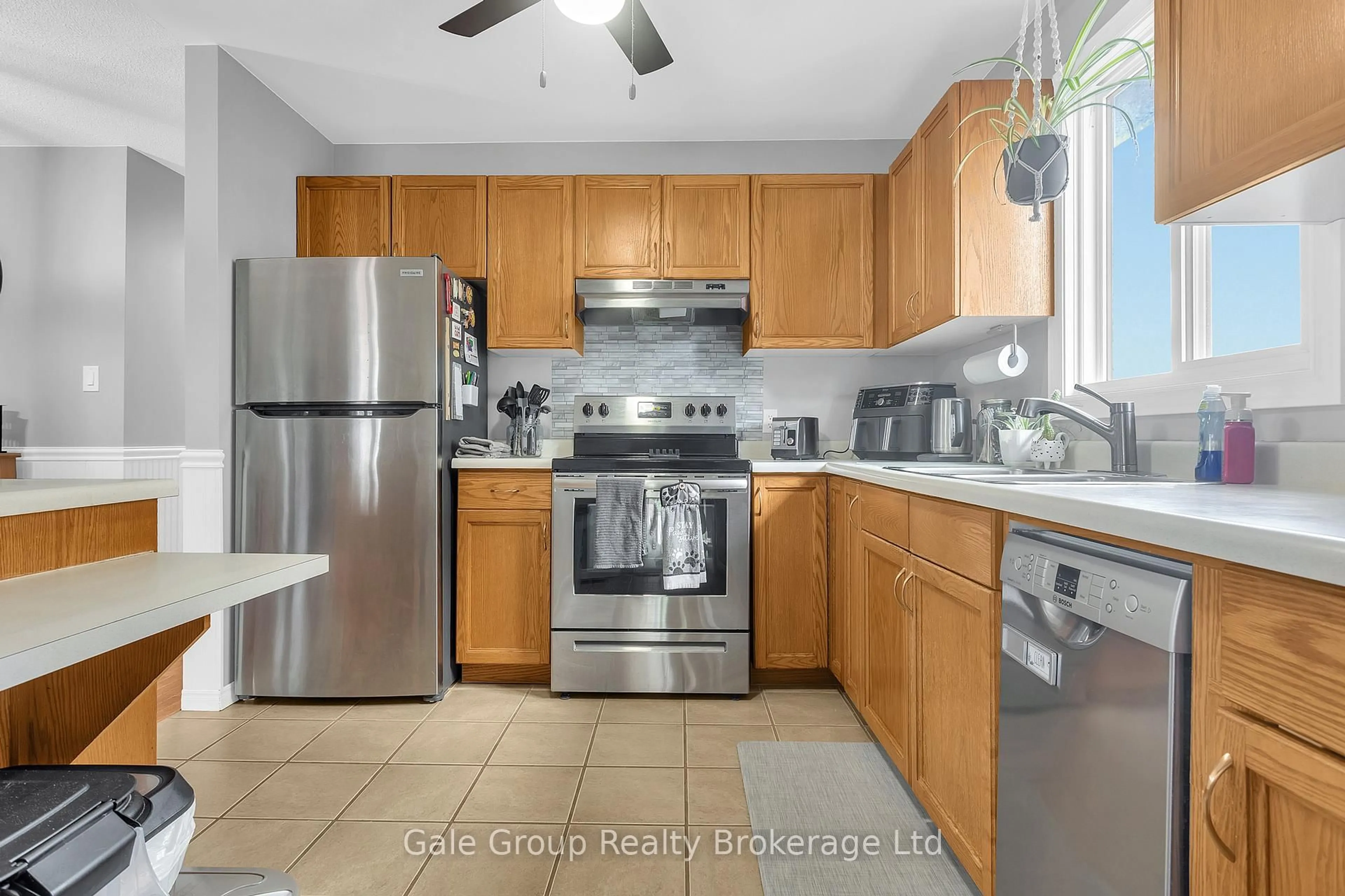 Standard kitchen, ceramic/tile floor for 1132 Pearson Dr, Woodstock Ontario N4S 8V2