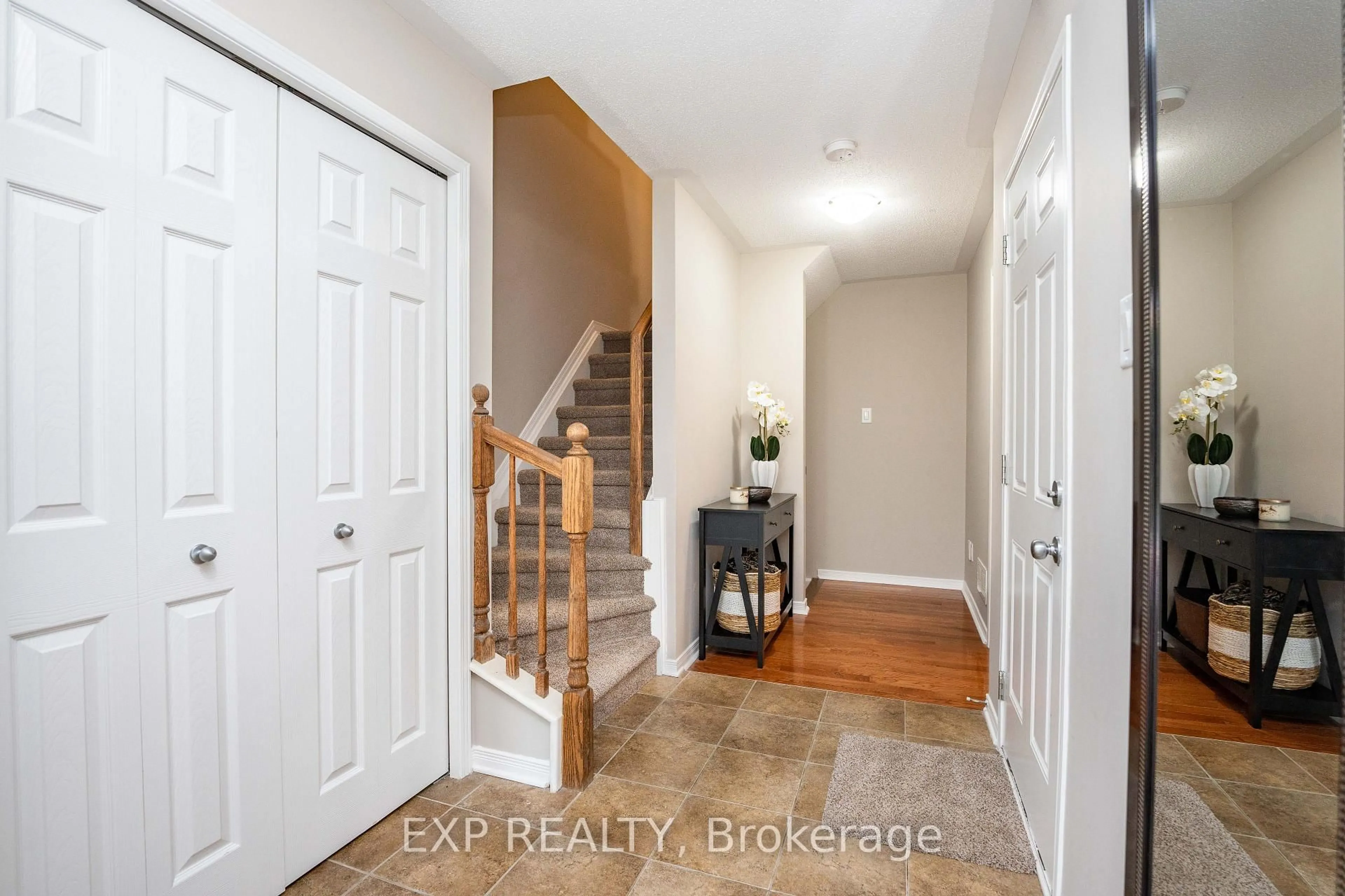 Indoor entryway for 504 BARHOLM Private, Ottawa Ontario K4B 1H9