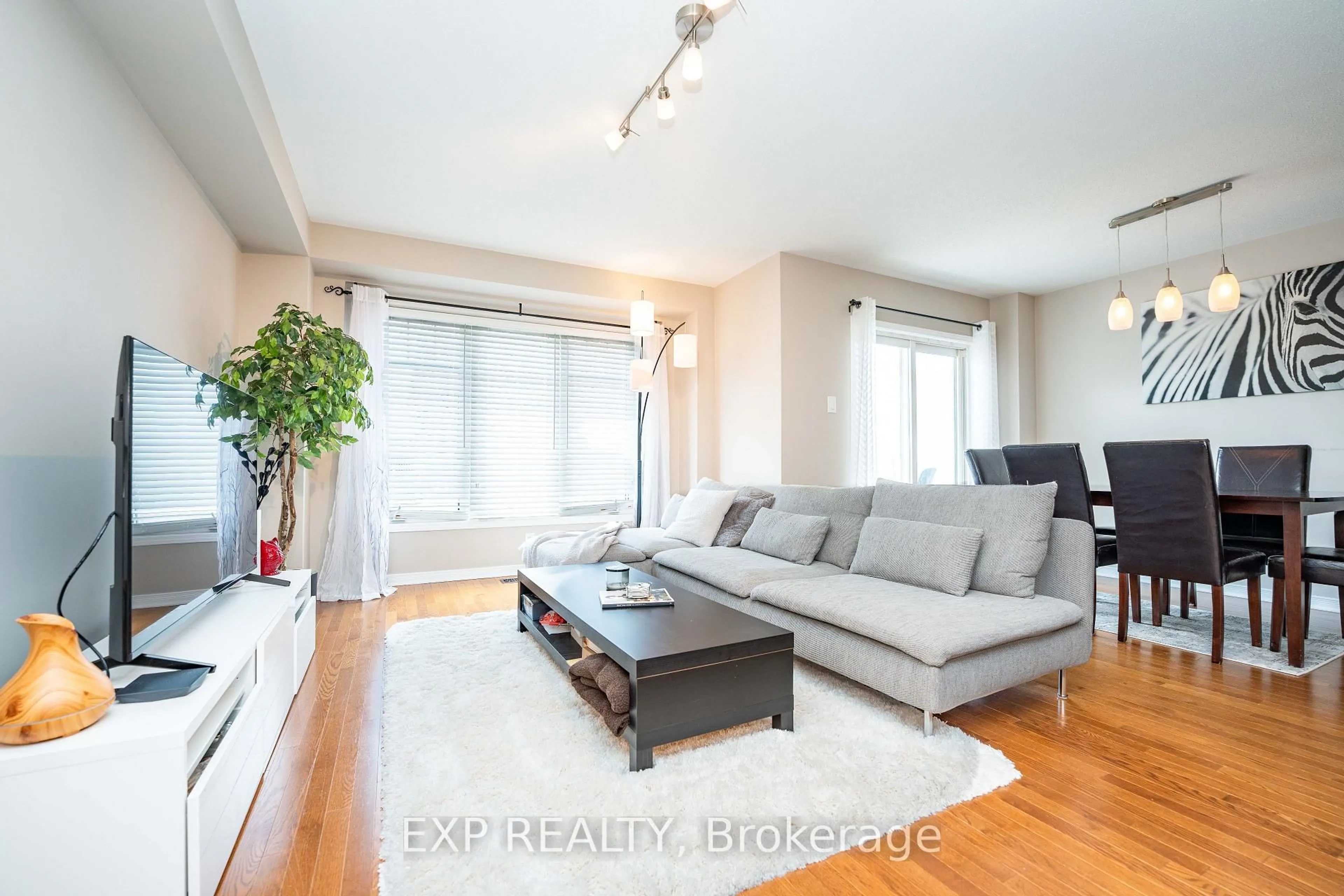 Living room with furniture, wood/laminate floor for 504 BARHOLM Private, Ottawa Ontario K4B 1H9