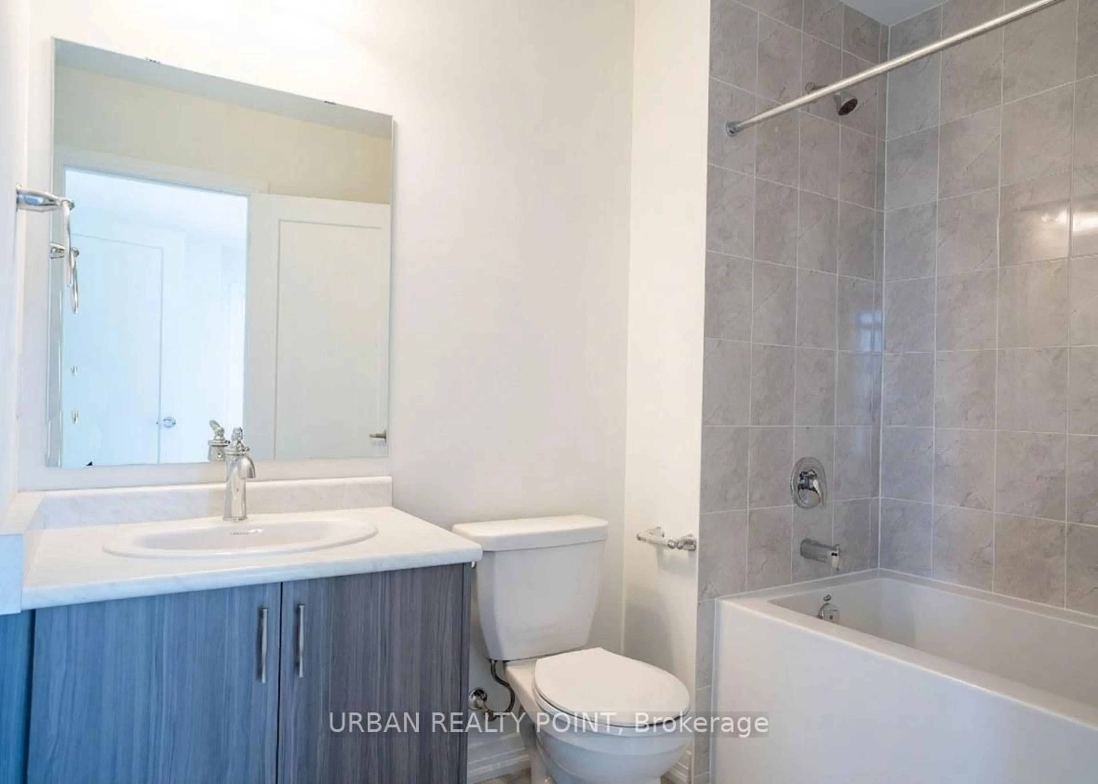 Standard bathroom, ceramic/tile floor for 185 Blacklock St, Cambridge Ontario N1S 0C6